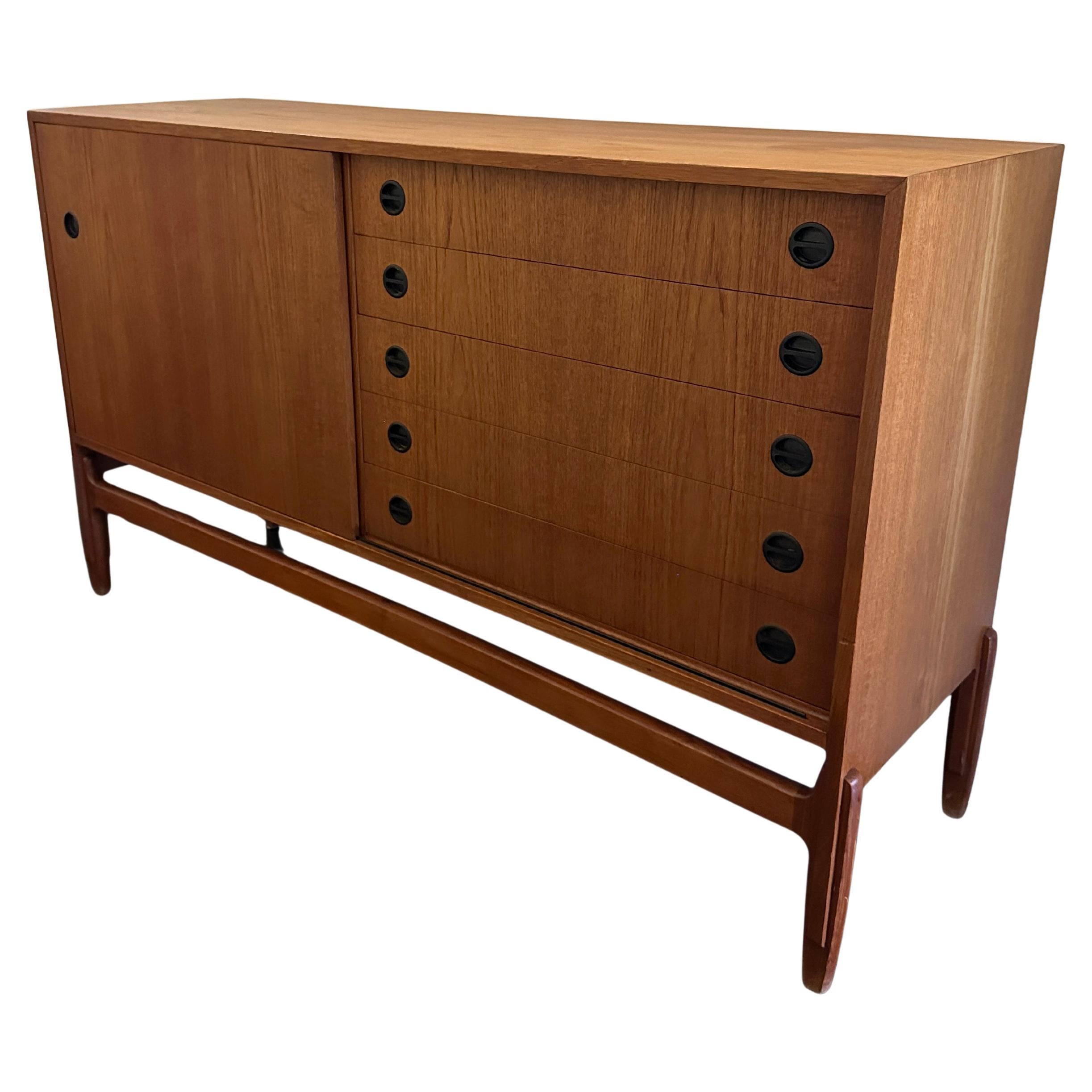 Credenza escandinava de teca diseñada por Ejnar Larsen y Aksel Bender Madsen