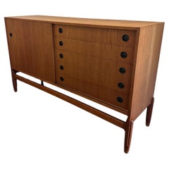 Credenza escandinava de teca diseñada por Ejnar Larsen y Aksel Bender Madsen
