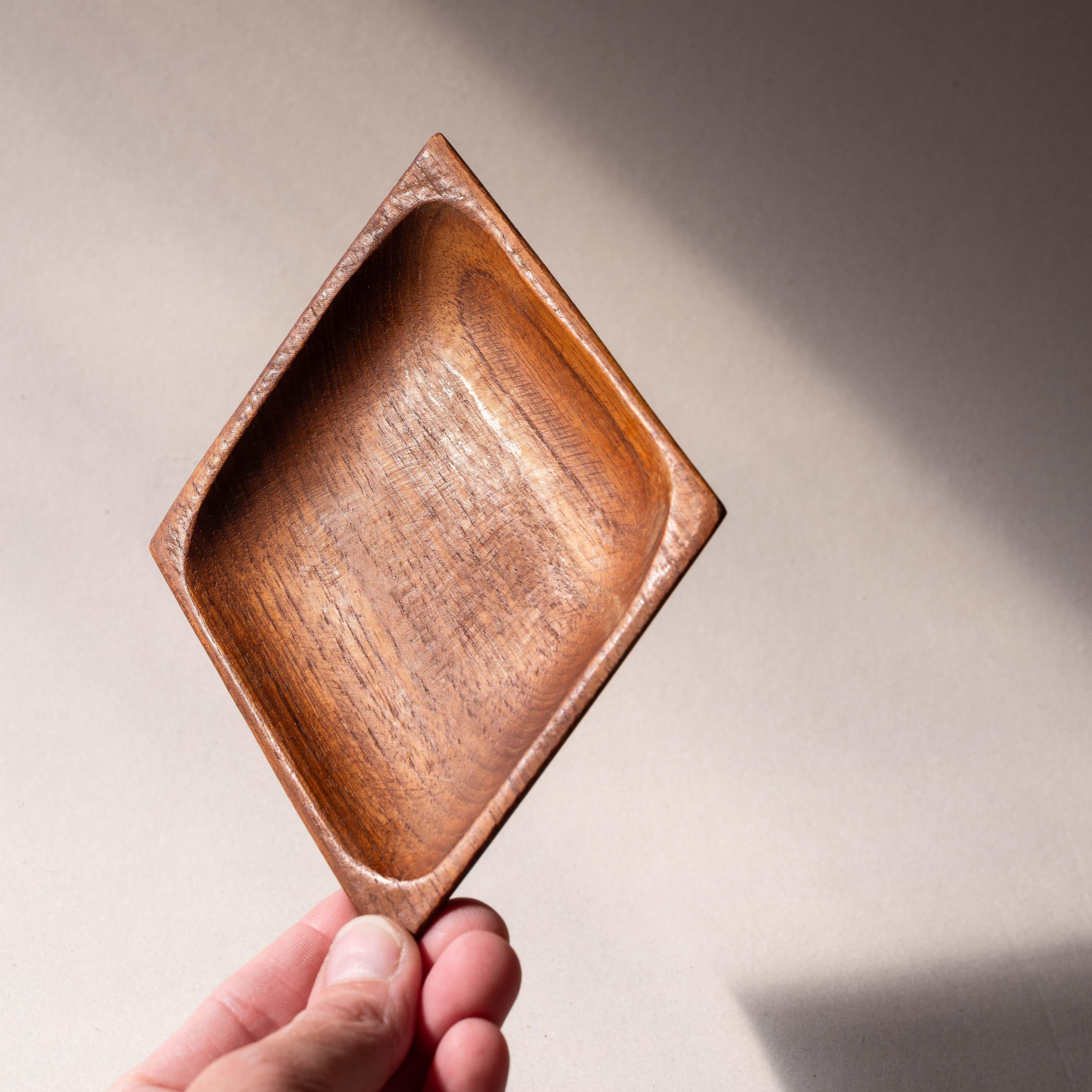Piatti decorativi scandinavi in teak, set di 2 ciotole, design di metà secolo 1960

Eleganti vassoi in teak degli anni '60, probabilmente di origine danese. 

Il loro caratteristico design a forma di diamante conferisce loro un forte appeal grafico.