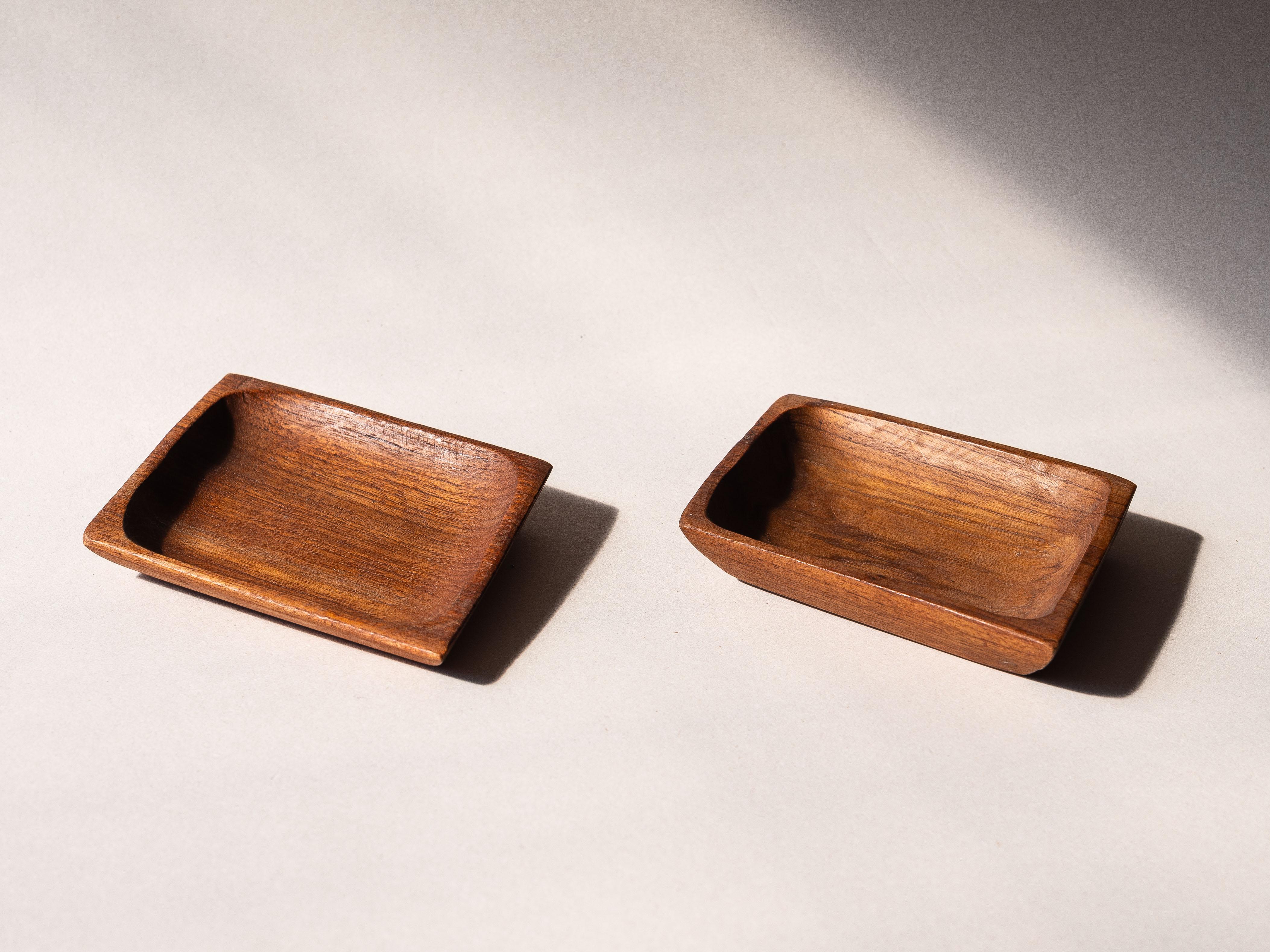 Intagliato Piatti decorativi scandinavi in teak, set di 2 ciotole, design di metà secolo 1960 in vendita