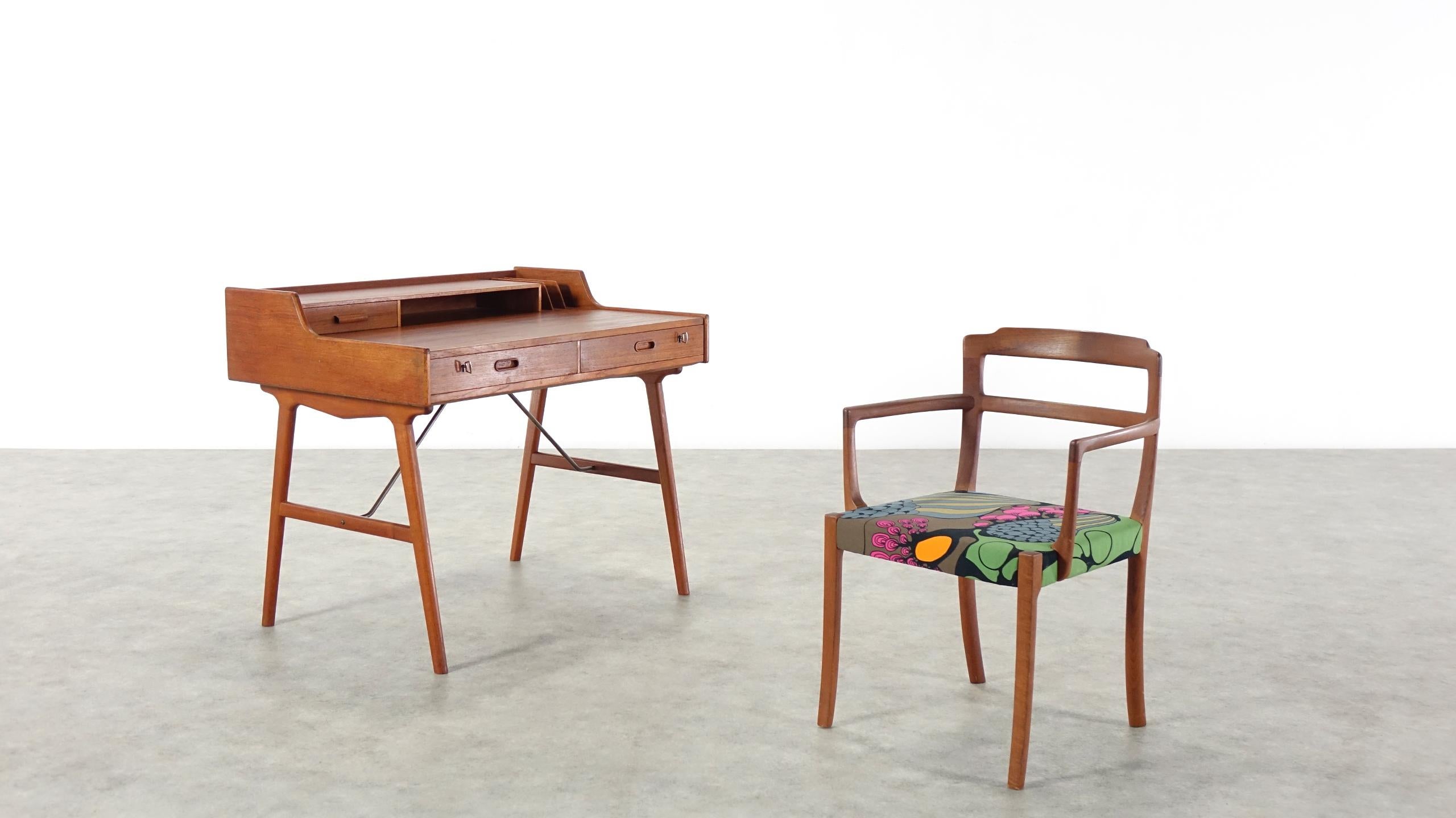 Wonderful Scandinavian writing desk designed by Arne Wahl Iversen in 1961, model 56 for Vinde Møbelfabrik with spraying legs, table top with drawer, storage shelf and folder, marked Danish design and manufacturers stamp on the underside. All