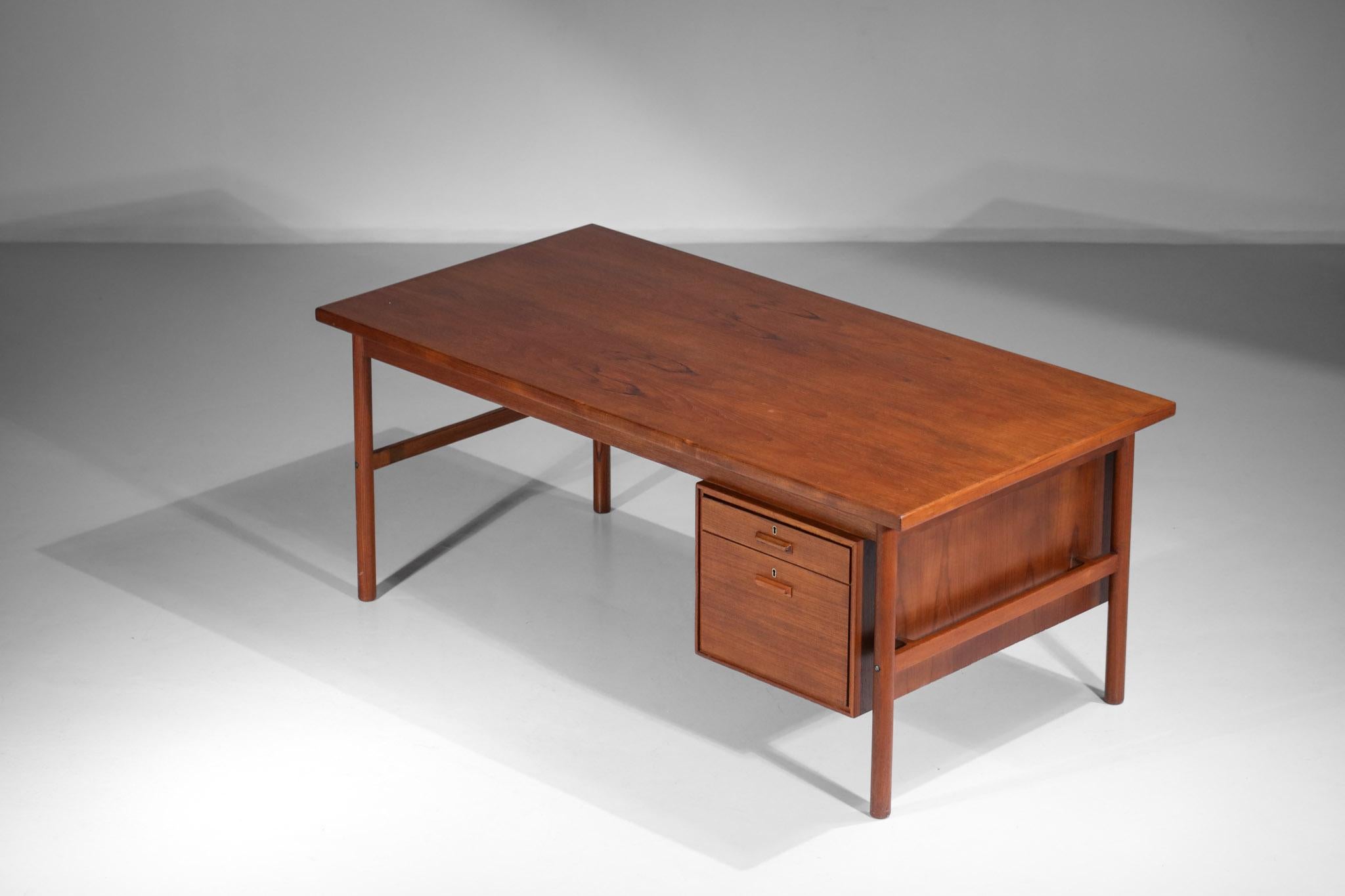 Scandinavian Teak Desk in the Kai Kristiansen Style from the 60s Danish, E522 In Good Condition In Lyon, FR