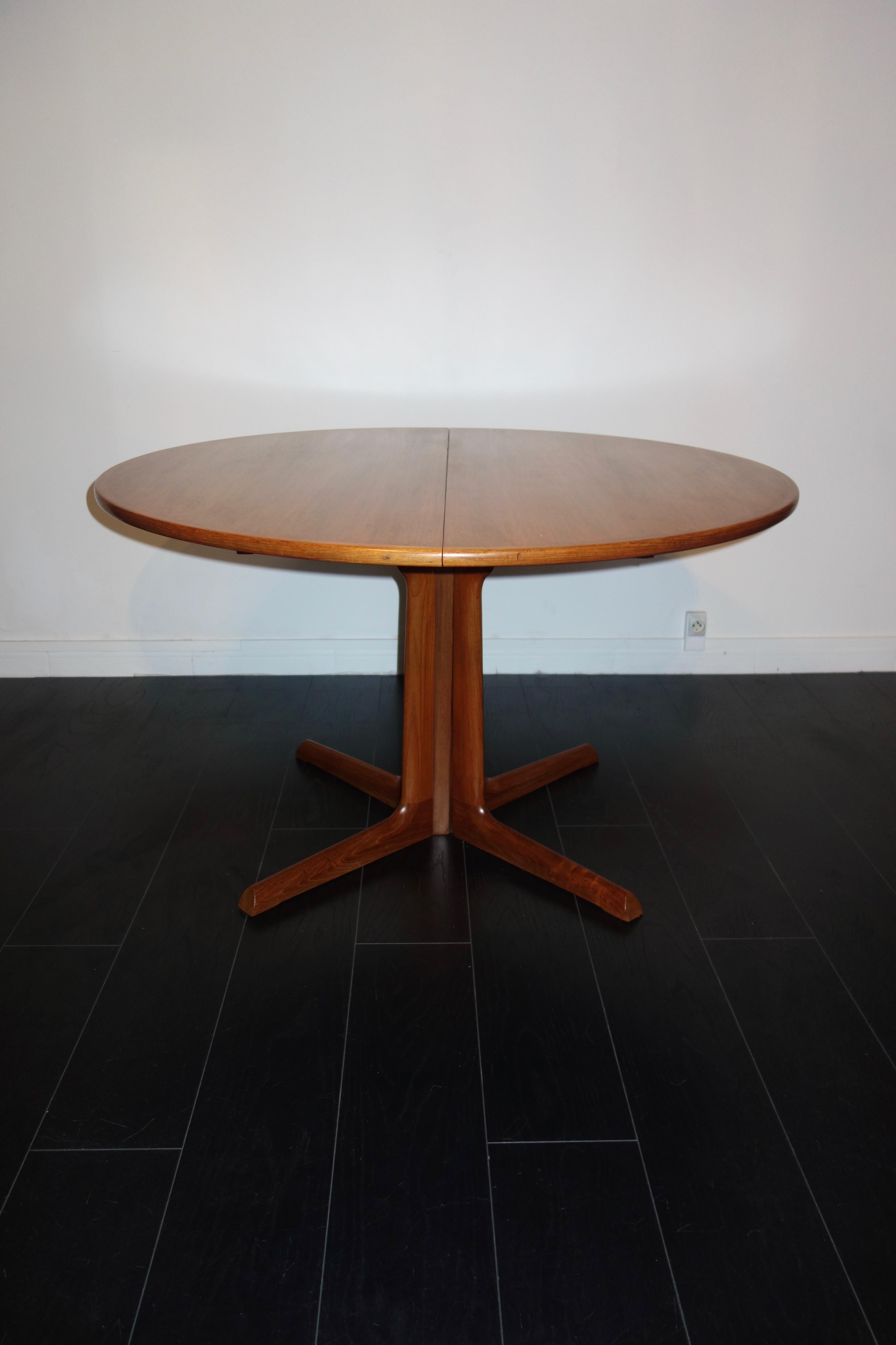 Scandinavian dining table by Niels Otto Moller for Gudme Møbelfabrik. Danish manufacture of the 1960s. Stamp and stamp present under the tray. Round shape, teak with beautiful veining. Beautiful state of conservation, patinated piece with some