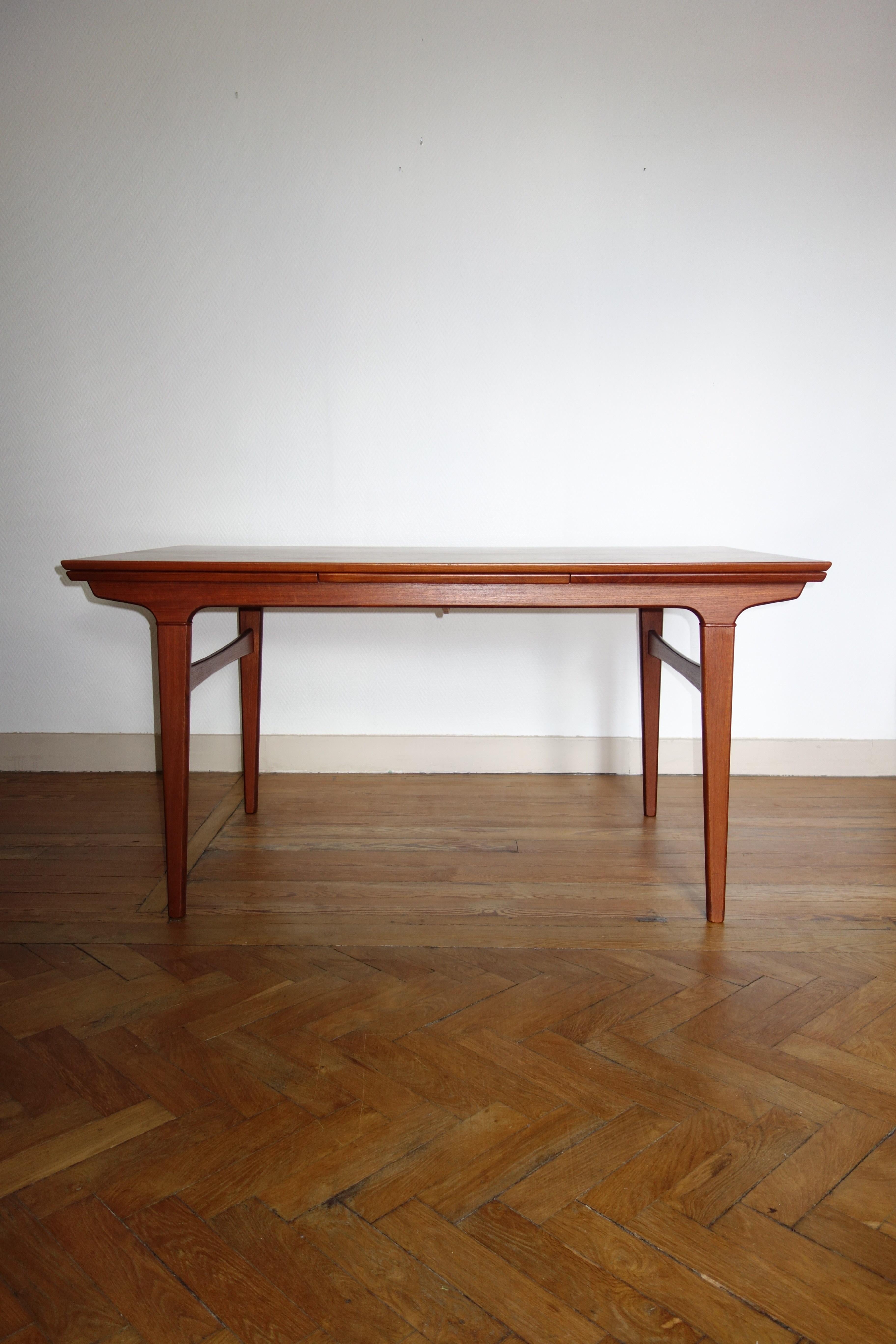 Scandinavian dining table, made in Denmark, 1960s. Stamp present with serial number. Teak model with extensions at the ends. Capacity of 10 seats. Minimum length of 1m50 and 2m50 maximum. Superb state of conservation, article restored. Noted a