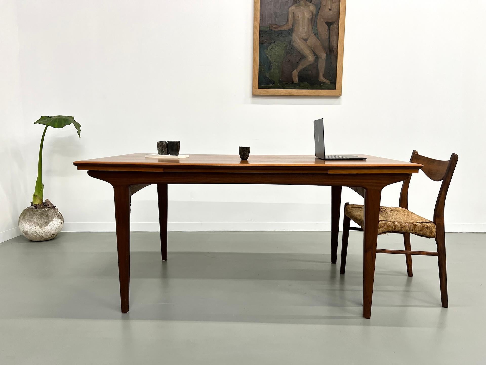 Scandinavian teak dining table, extendable, 1960's In Good Condition For Sale In LYON, FR