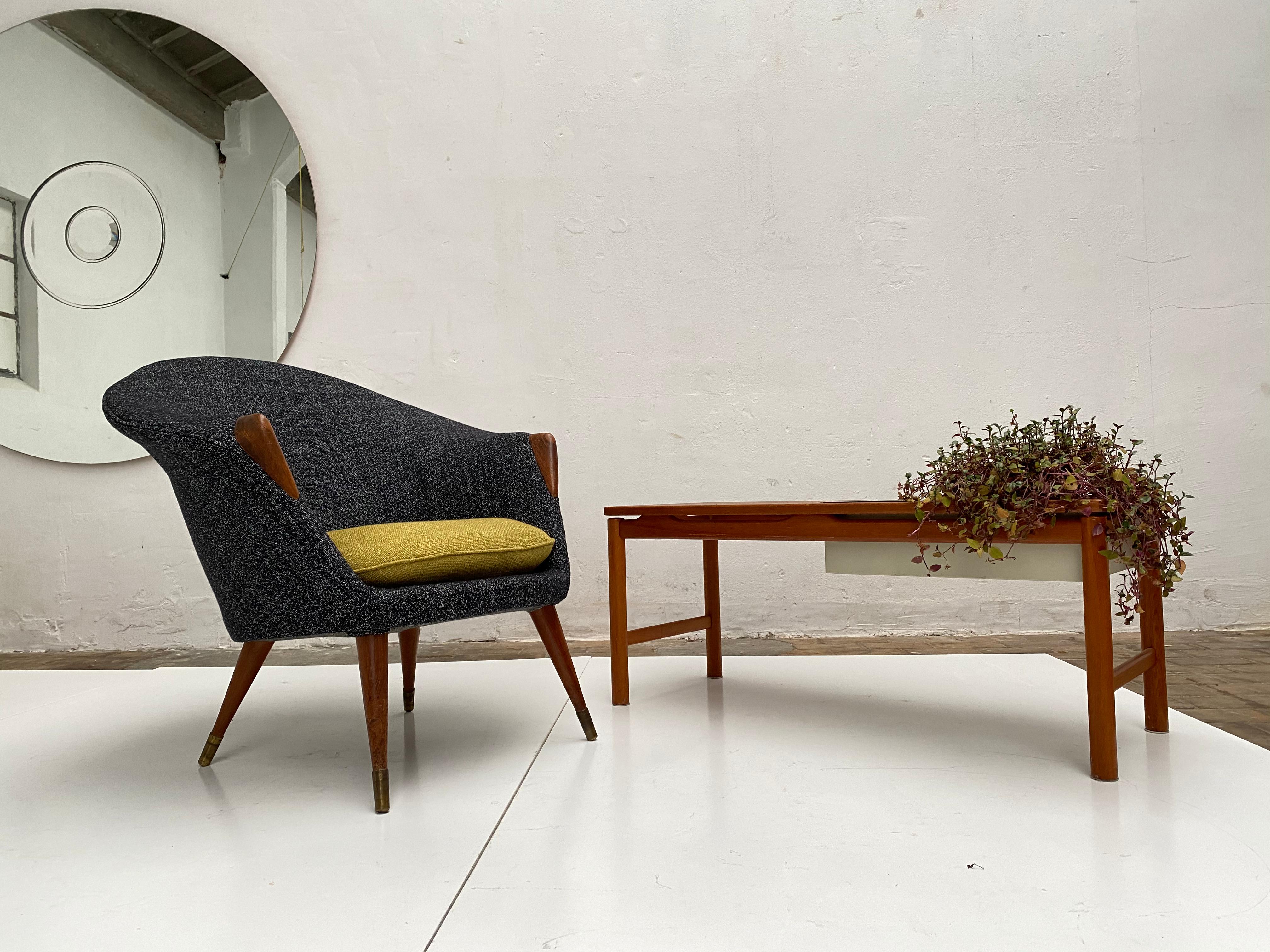 Unknown designer or manufacturer

Scandinavian Teak table with inserted enameled metal bucket for plants

A nice midcentury indoor garden next to your coffee.