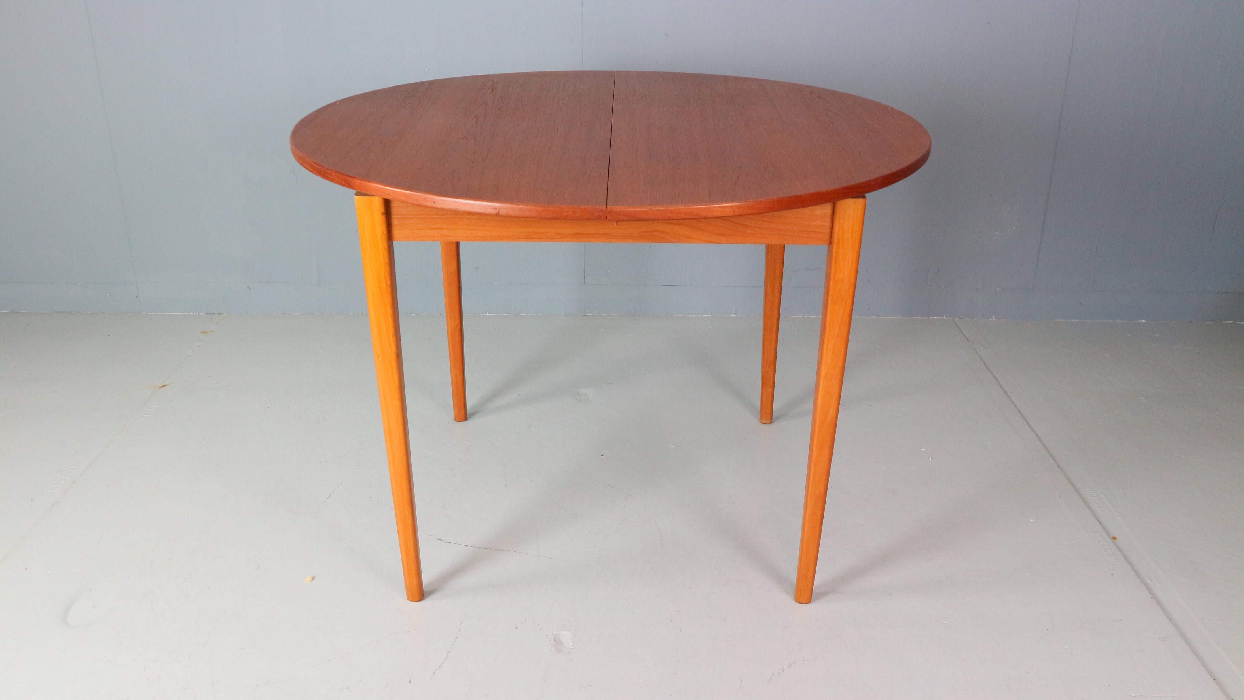 Scandinavian Modern period extendable dining table made in 1960s period, Denmark.
Very functional dining table has elegant table feet and beautiful wooden pattern round and oval (then extended) tabletop.
This table is extendable from 105cm -