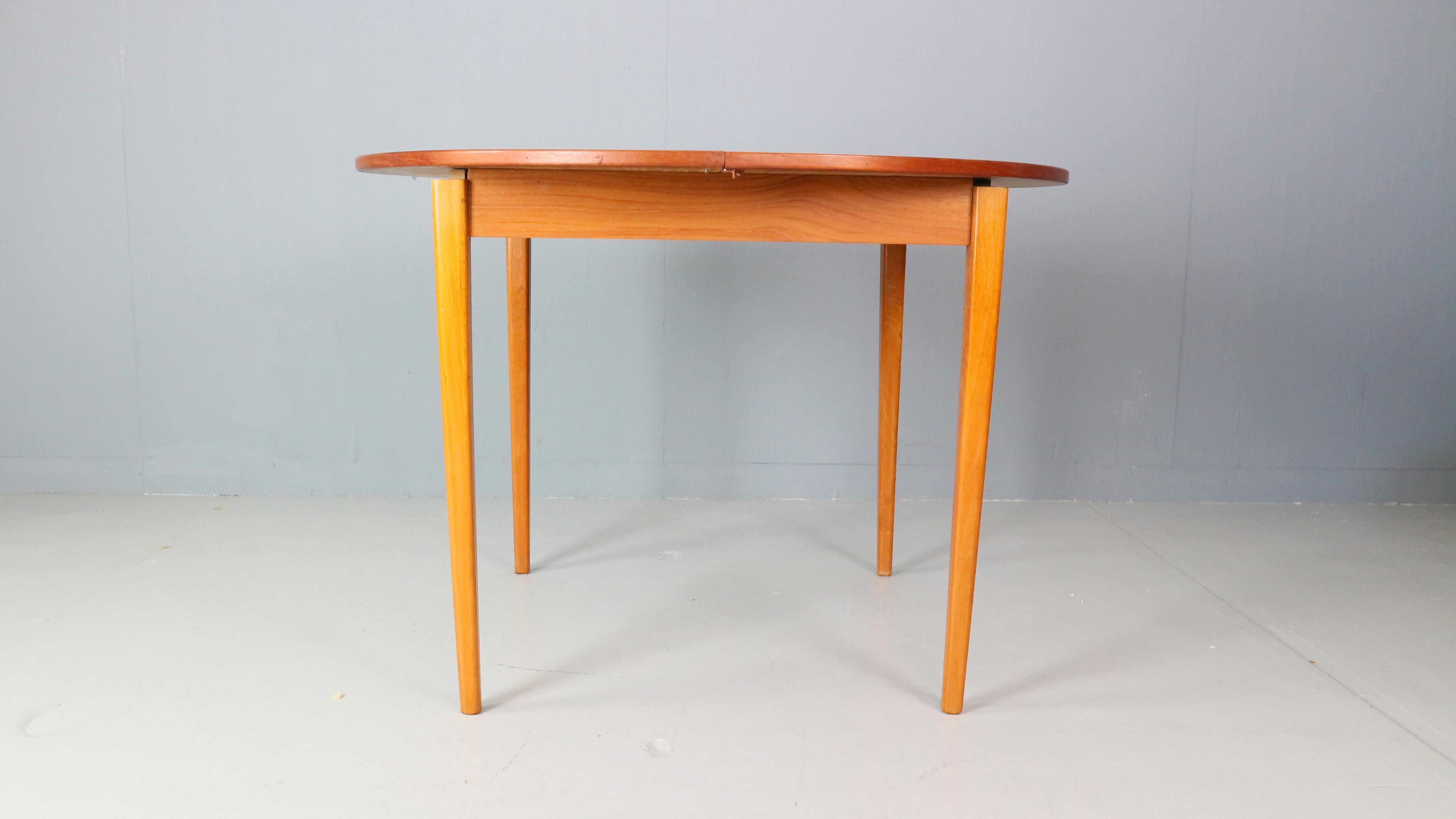 Scandinavian Modern Scandinavian Teak Extendable Oval / Round Dinning Table, 1960, Denmark