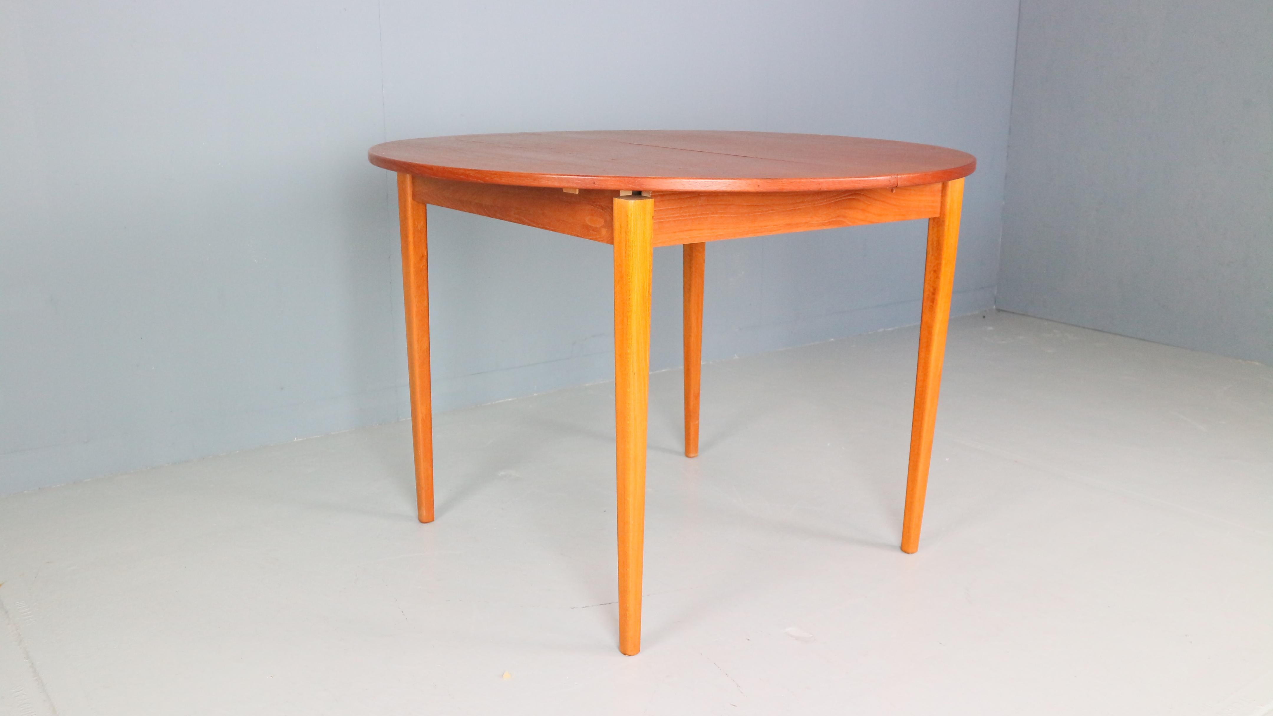 Scandinavian Teak Extendable Oval / Round Dinning Table, 1960, Denmark In Fair Condition In The Hague, NL