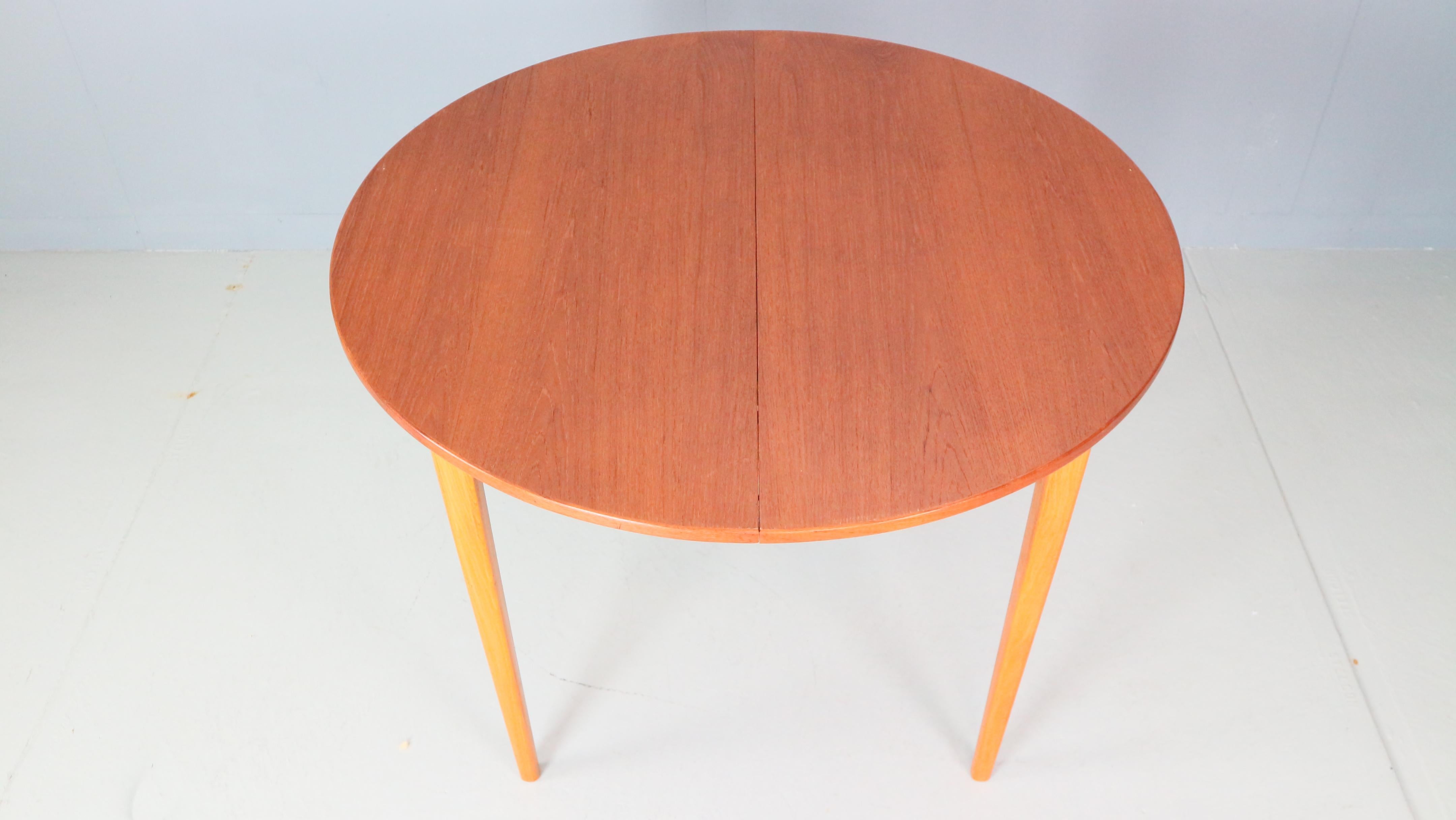 Mid-20th Century Scandinavian Teak Extendable Oval / Round Dinning Table, 1960, Denmark