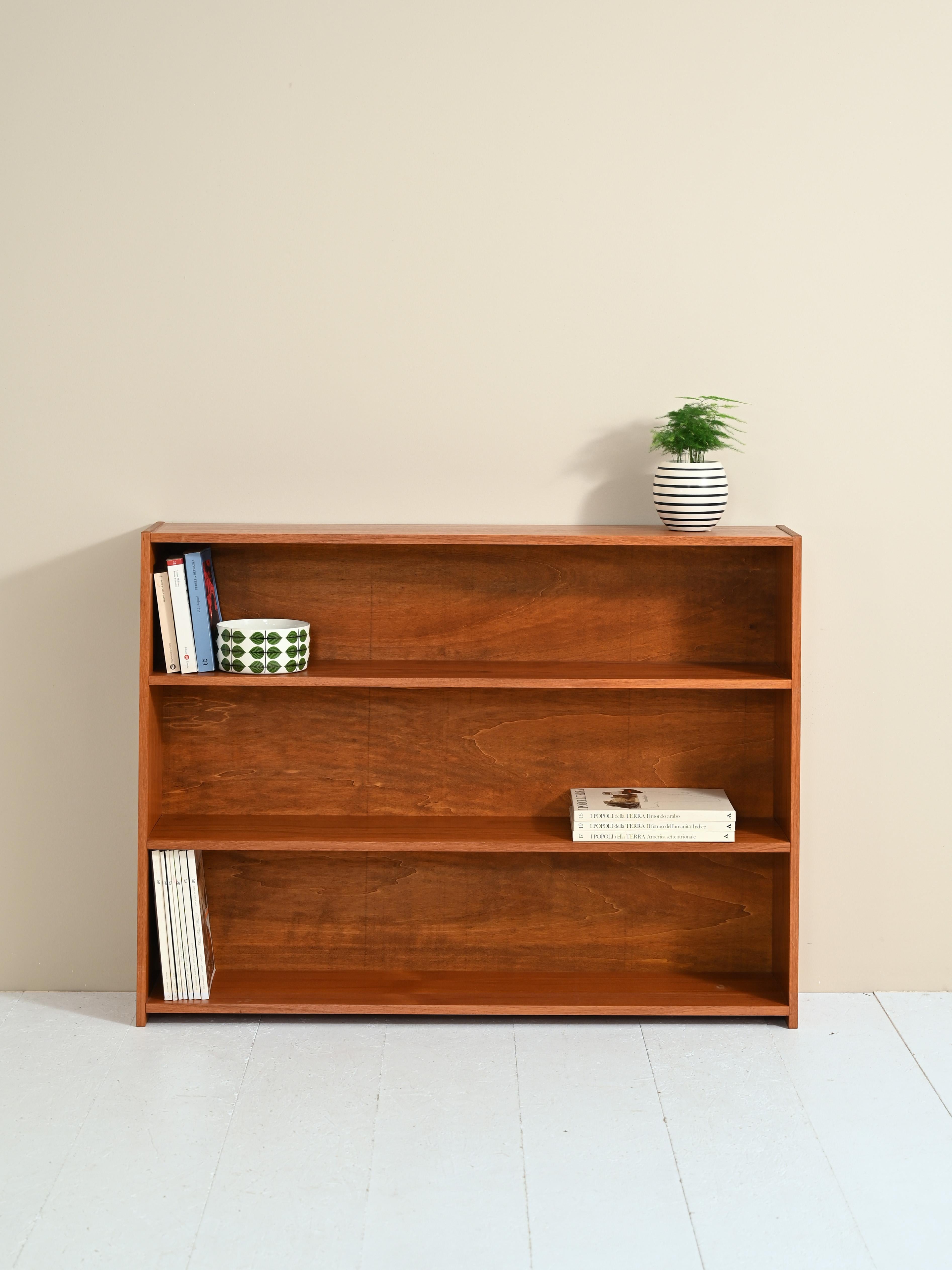 Vintage teak wood floor standing bookcase. 
The manufacture is Scandinavian; it was produced in the 1960s.
It consists of four shelves, two of which have adjustable heights. 

Featuring a minimalist design, this Scandinavian 1960s furniture is