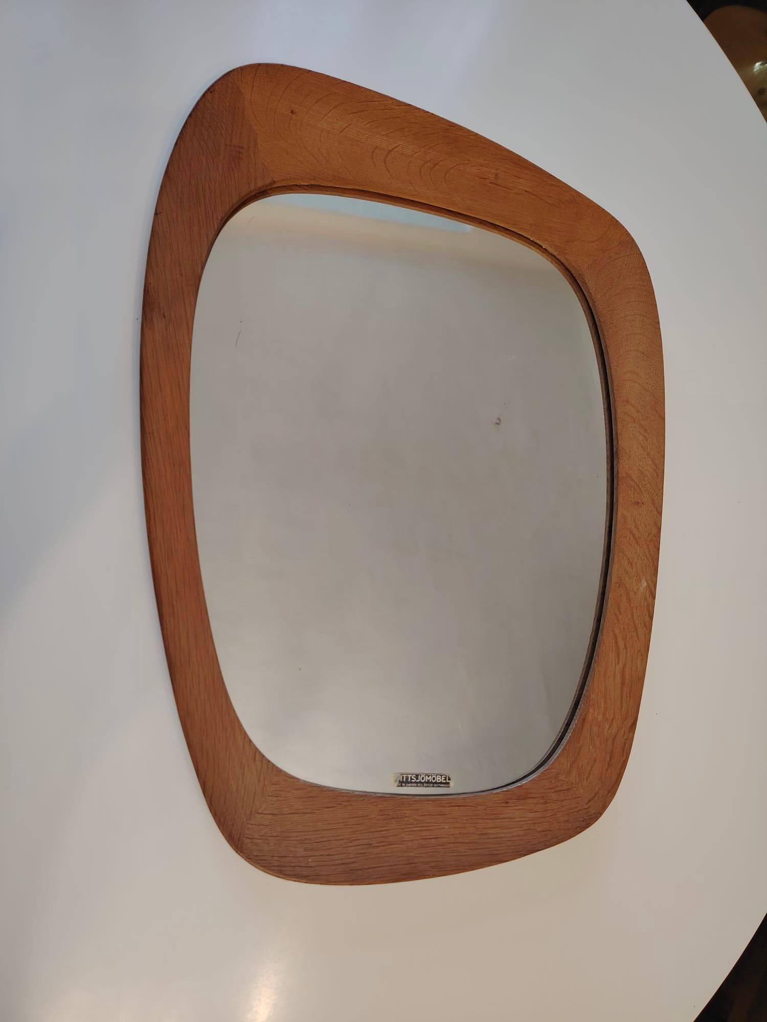 Cadre organique en teck avec miroir. Conçu en Suède par Östen Kristiansson dans les années 1960. 