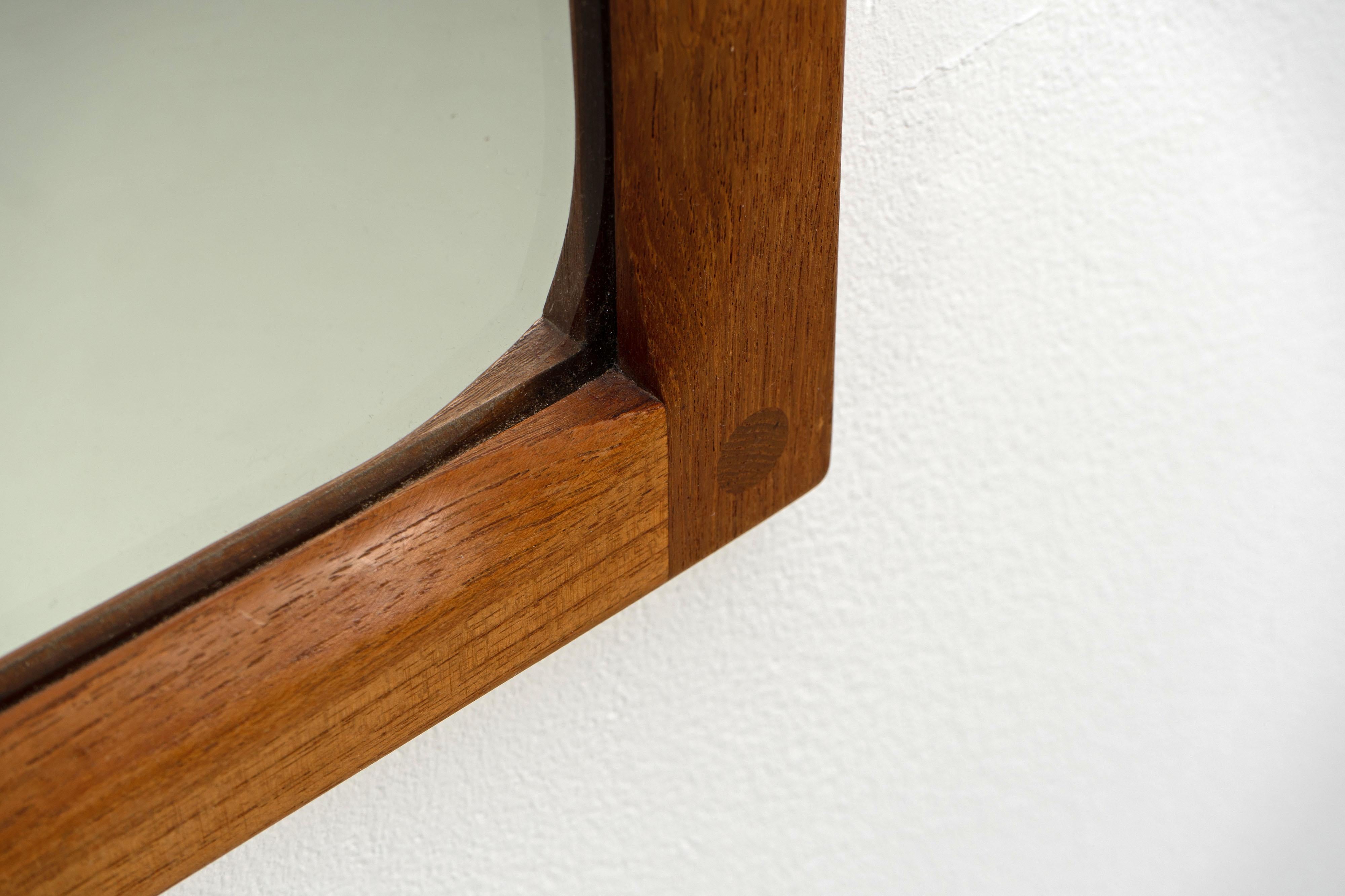 XX secolo Specchio scandinavo in teak di Aksel Kjersgaard Odder, Danimarca, anni '60 in vendita