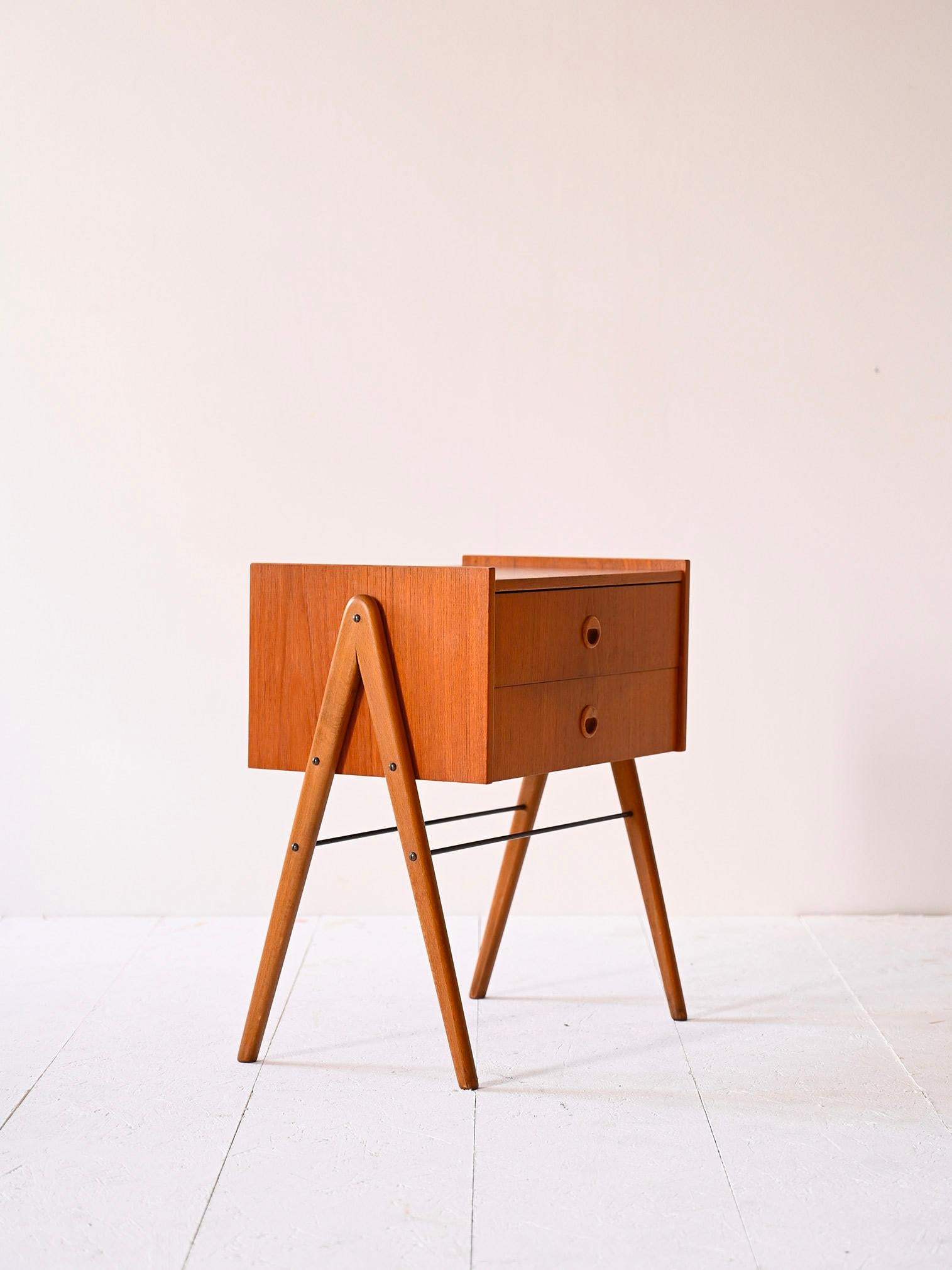 Scandinave moderne Table de nuit scandinave en teck en vente