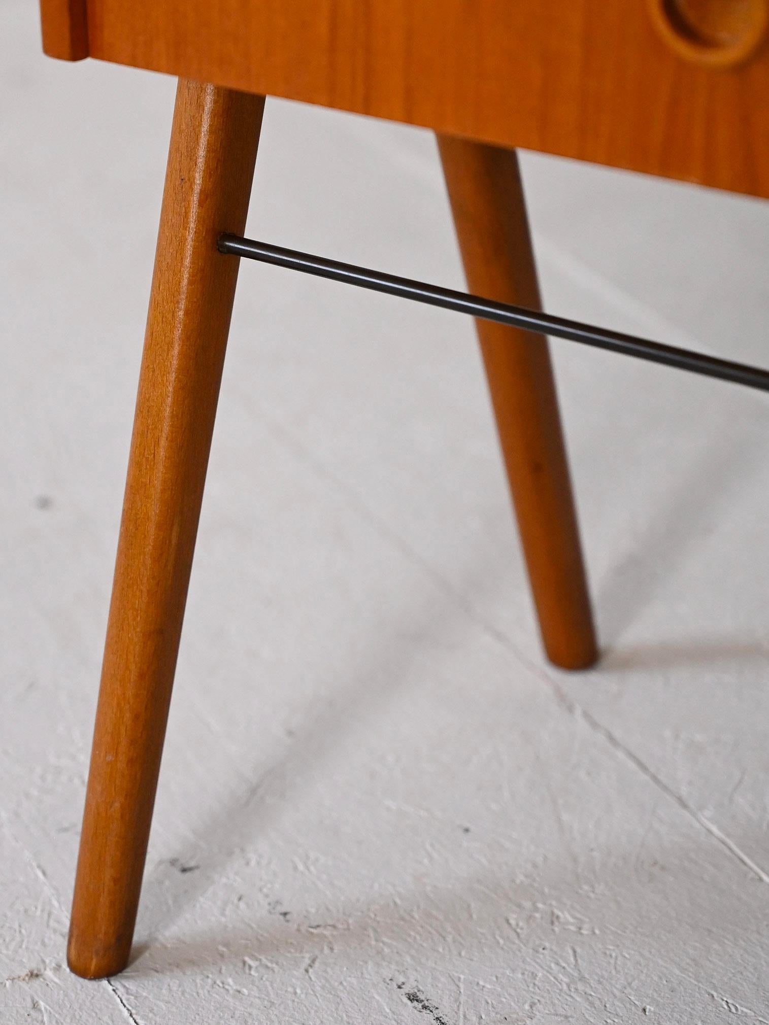 Milieu du XXe siècle Table de nuit scandinave en teck en vente