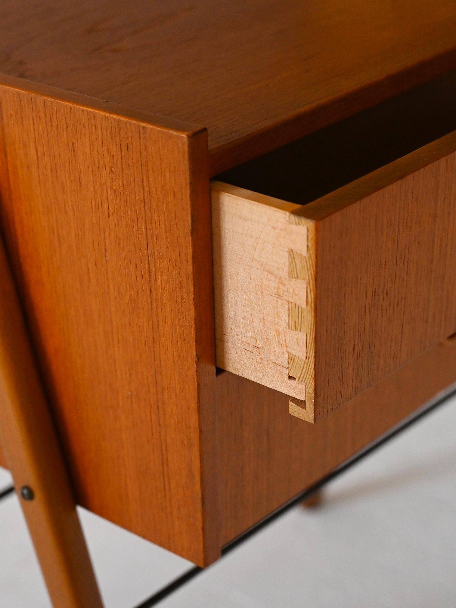 Table de nuit scandinave en teck en vente 1