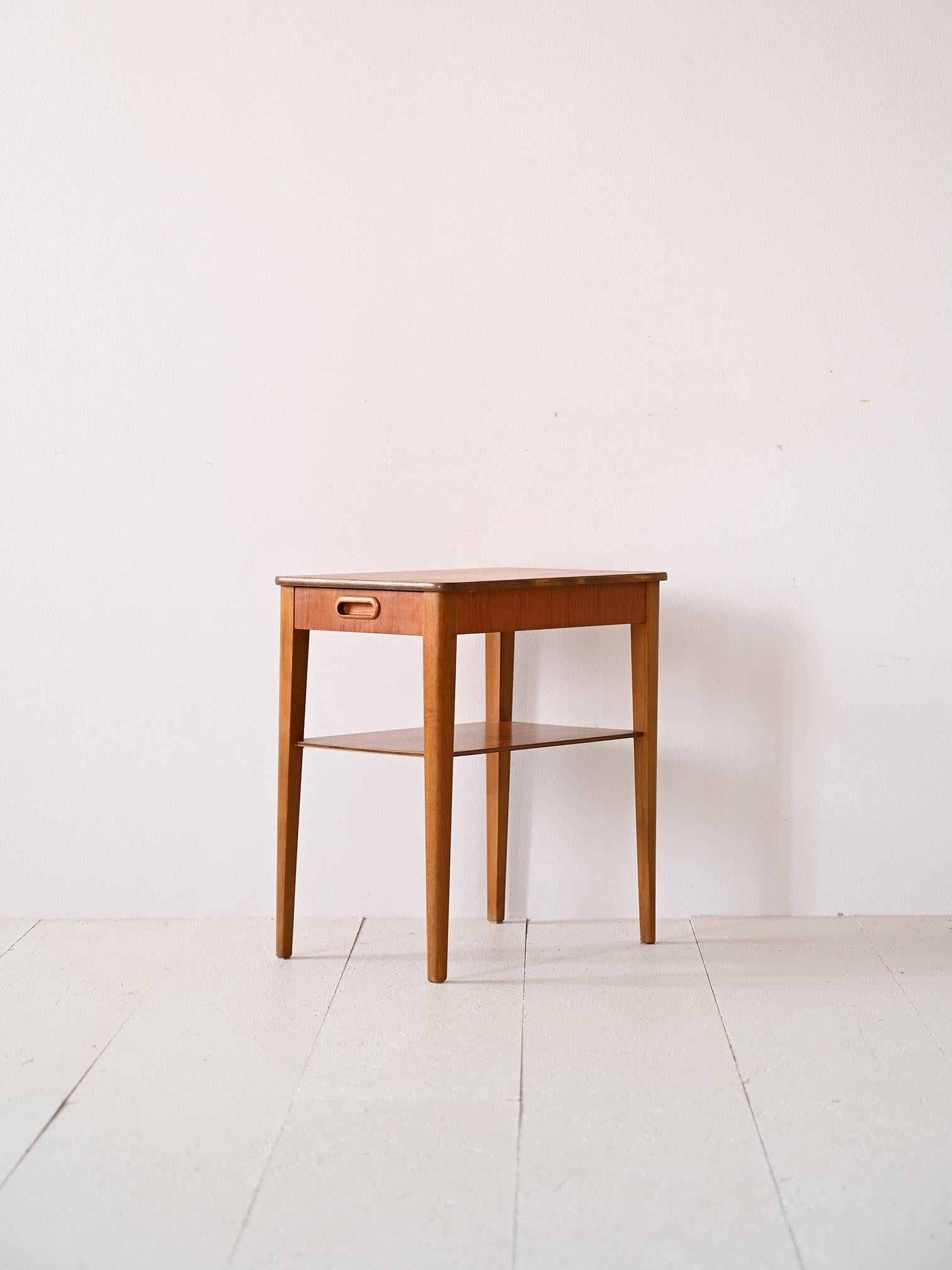 Skandinavischer Nachttisch aus Teakholz mit Schublade (Skandinavische Moderne) im Angebot