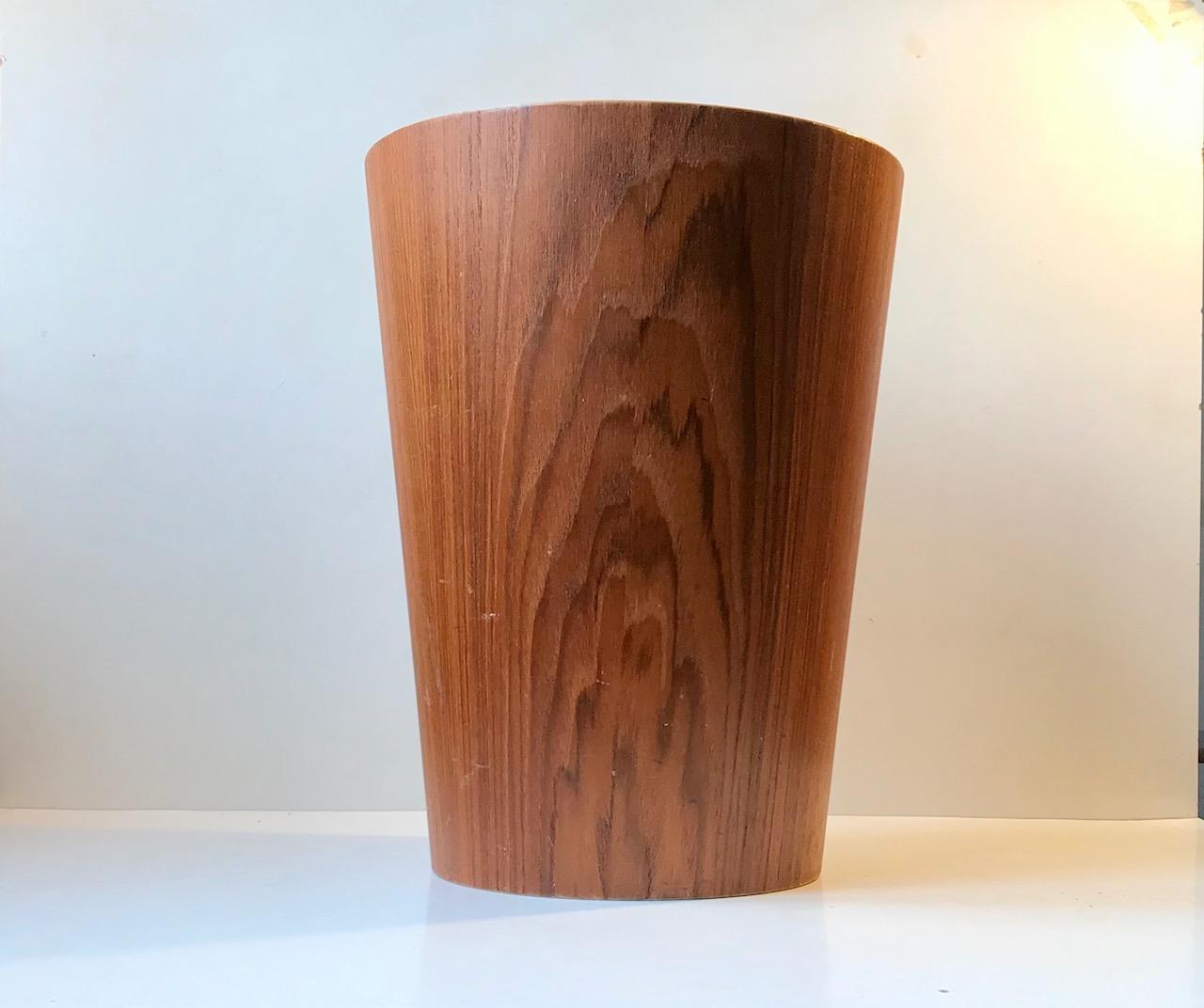 Mid-Century Modern circular teak waste basket designed by Martin Åberg for the Swedish company Servex in 1955. It features original makers mark and design number stamped underneath the base. The teak has a beautiful grain and patina.