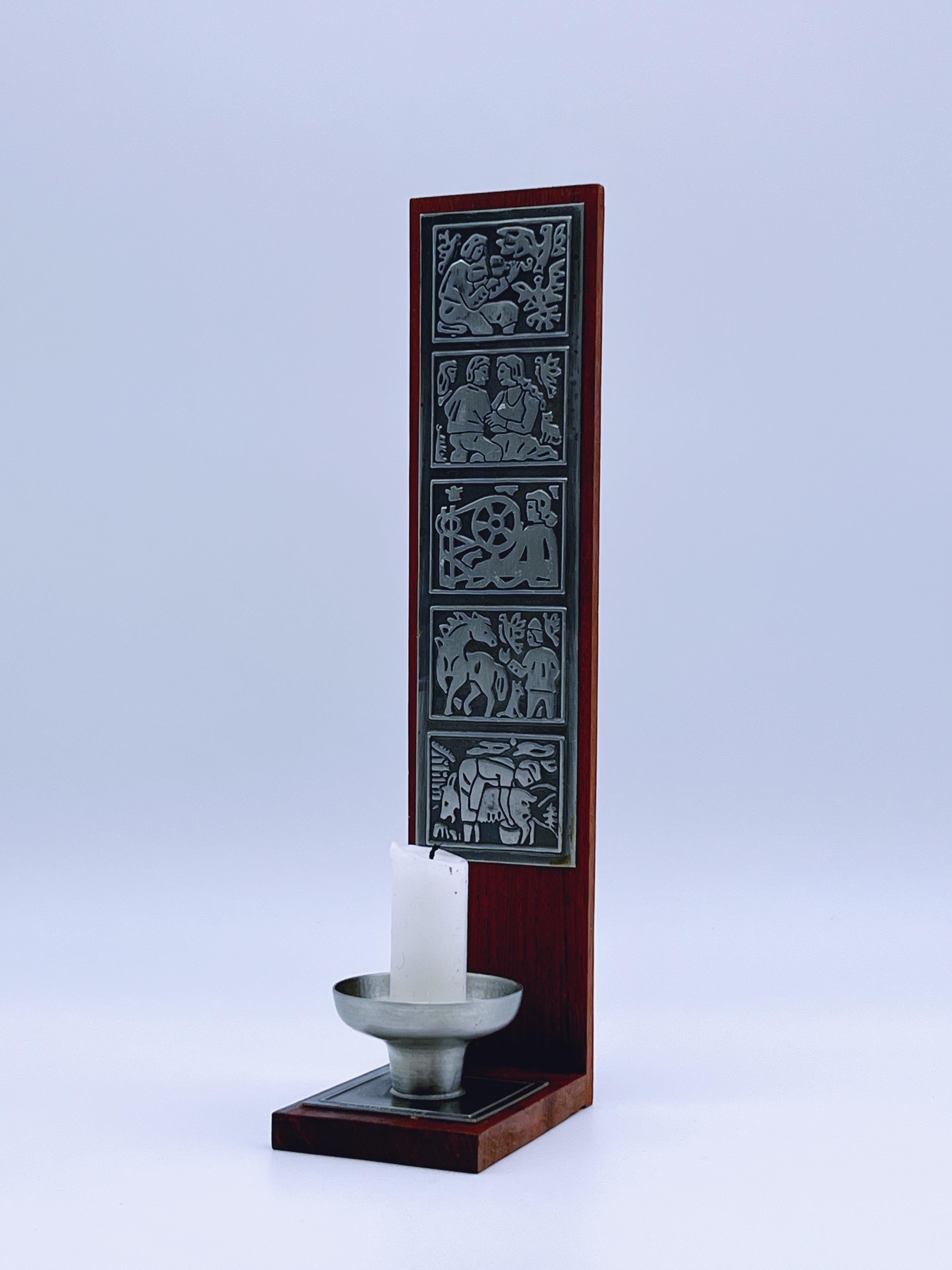 Aplique / Lámpara de pared / Candelabro de pared / Portavelas de pared de estilo Moderno Escandinavo / Moderno de mediados de siglo, fabricado en Noruega hacia la década de 1960. Con un diseño elegante y funcionalista que complementa con facilidad