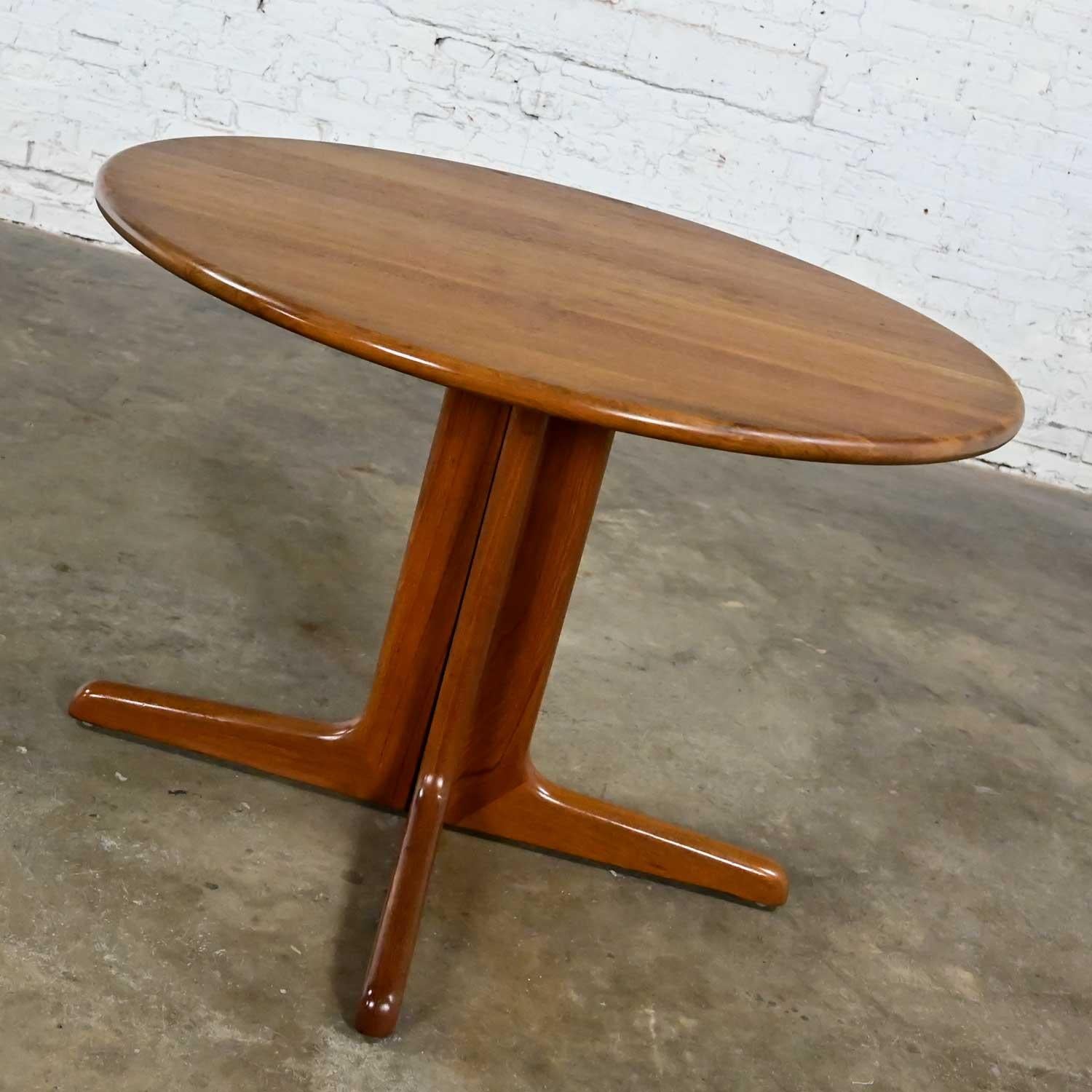 Fantastic vintage Scandinavian Modern teak round top pedestal base dining table by KD Furniture manufactured by Sun Furniture for import. Beautiful condition, keeping in mind that this is vintage and not new so will have signs of use and wear. There
