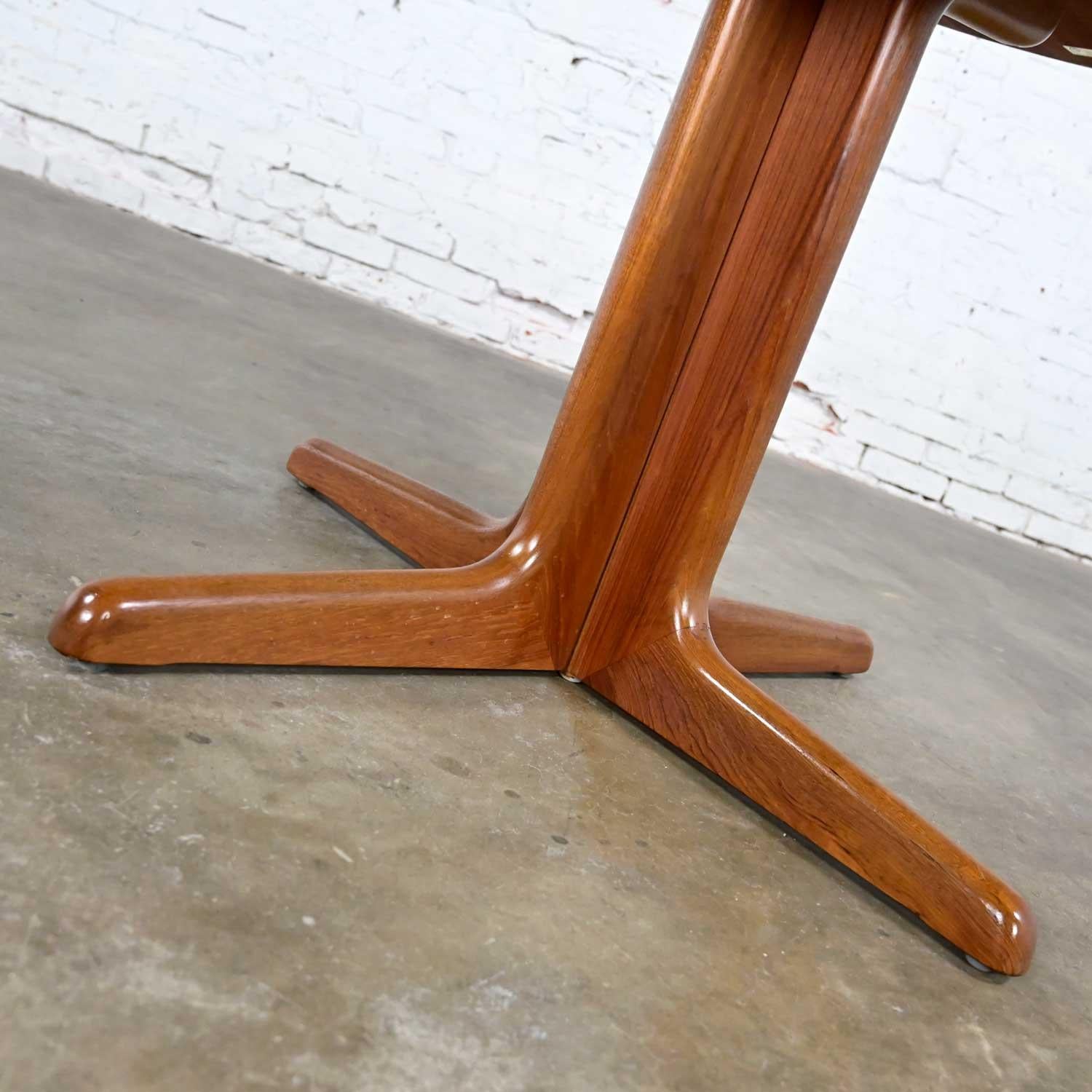 Scandinavian Teak Round Top Pedestal Base Dining Table Kd Furniture by Sun Furn In Good Condition In Topeka, KS