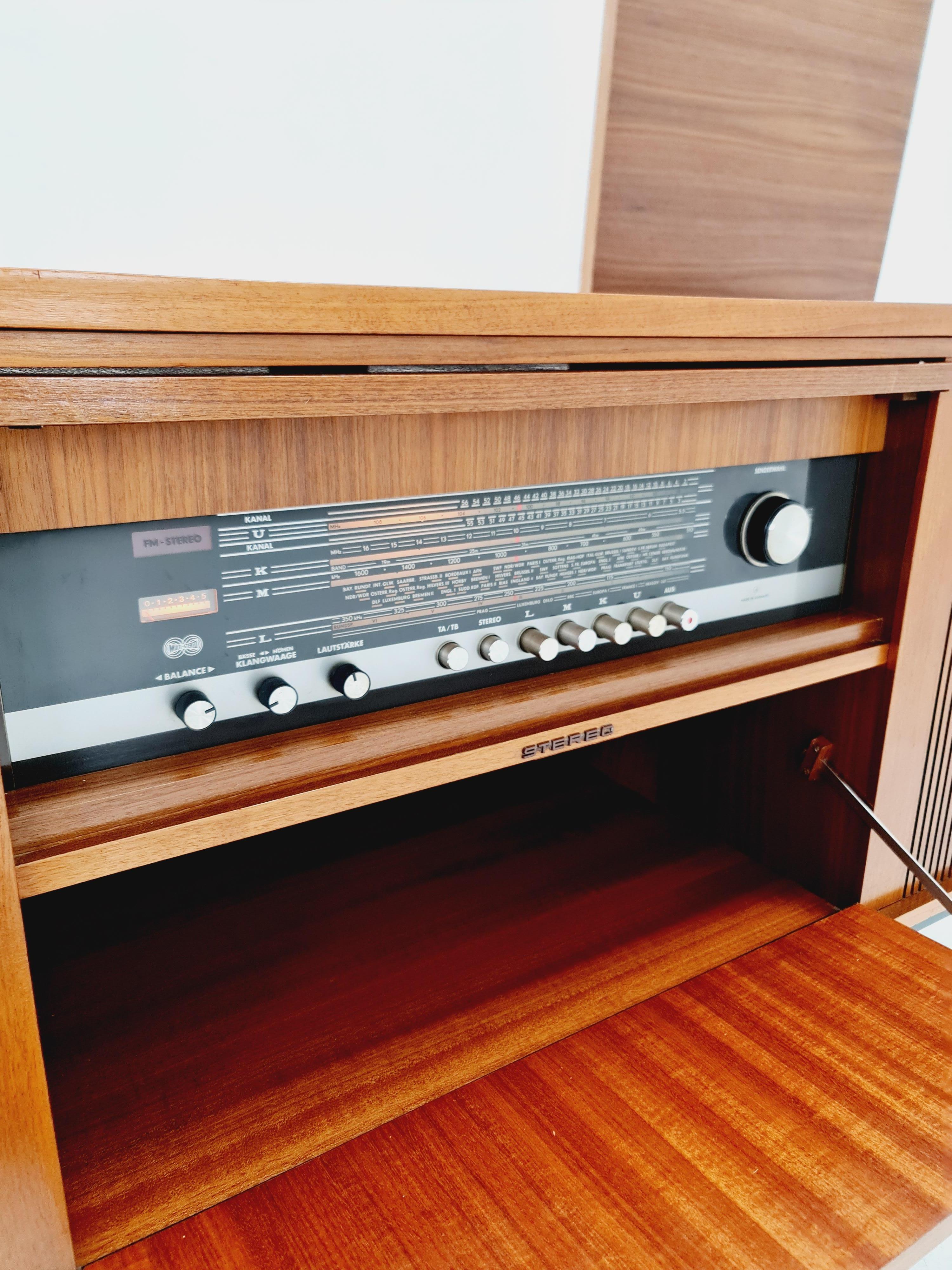 Scandinavian teak Sidboard Record player Dual 1210 , radio by Senderwahl In Good Condition For Sale In Gaggenau, DE