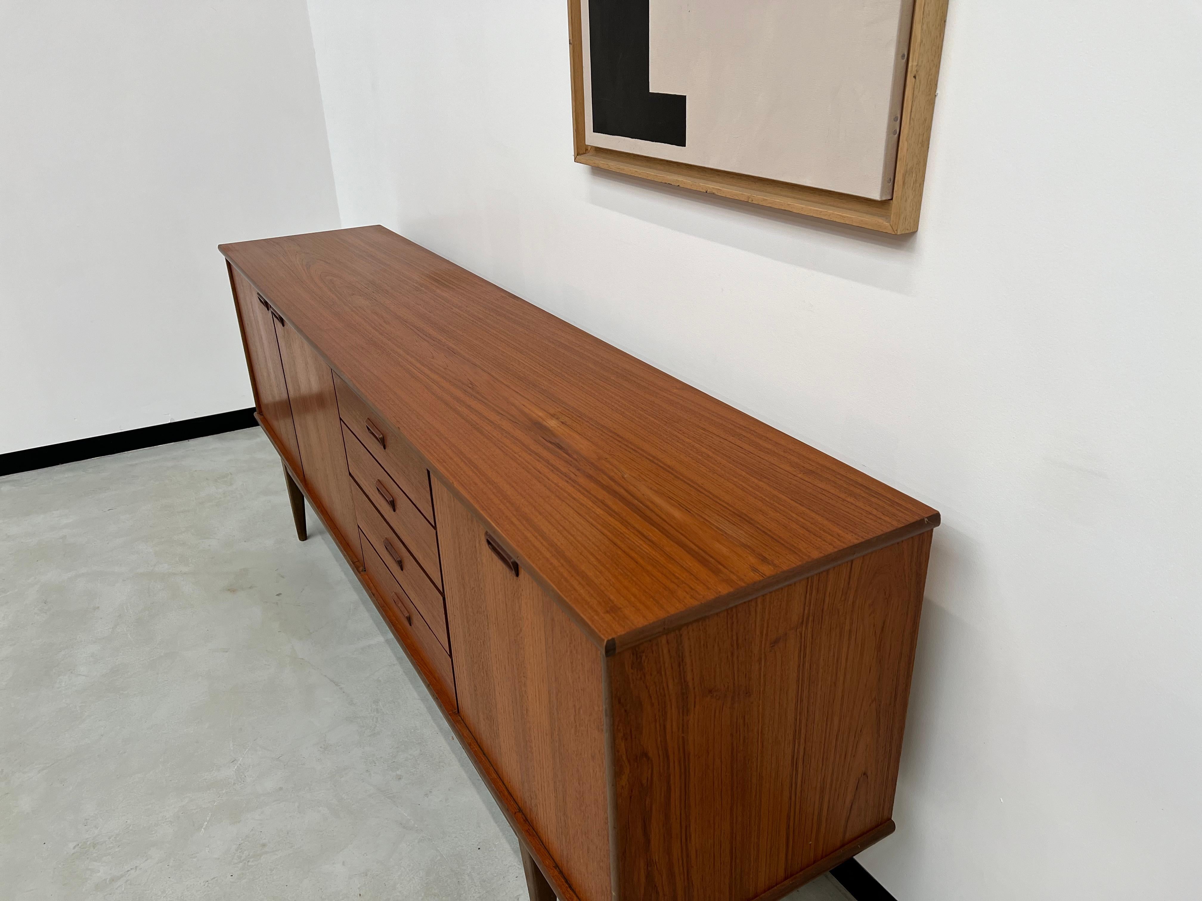 Scandinavian teak sideboard, circa 1960 For Sale 1