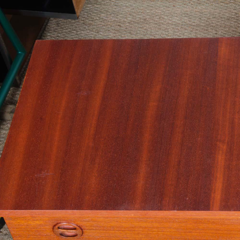This Scandinavian teak enfilade dates from the 1960s. It includes various storage spaces. This vintage piece has been restored.