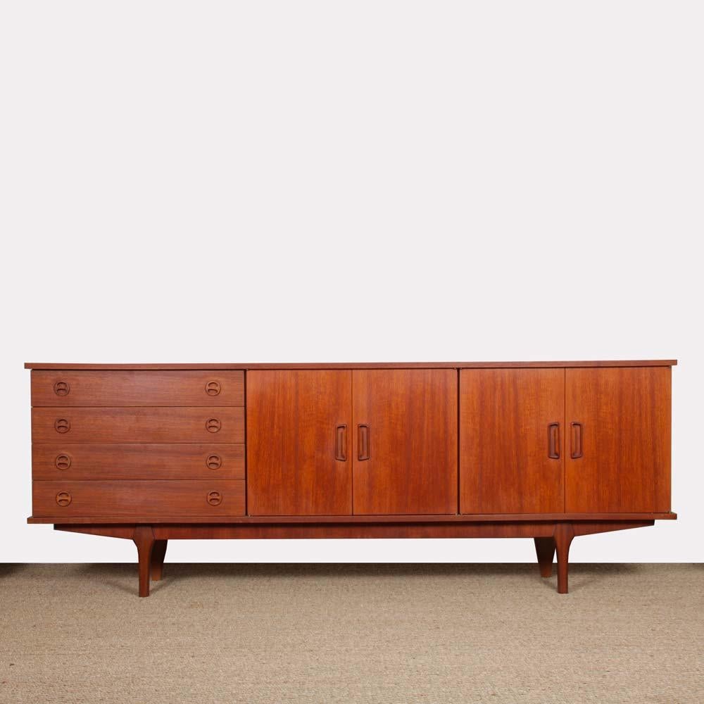 Milieu du XXe siècle Scandinavian teak sideboard from the 1960s en vente