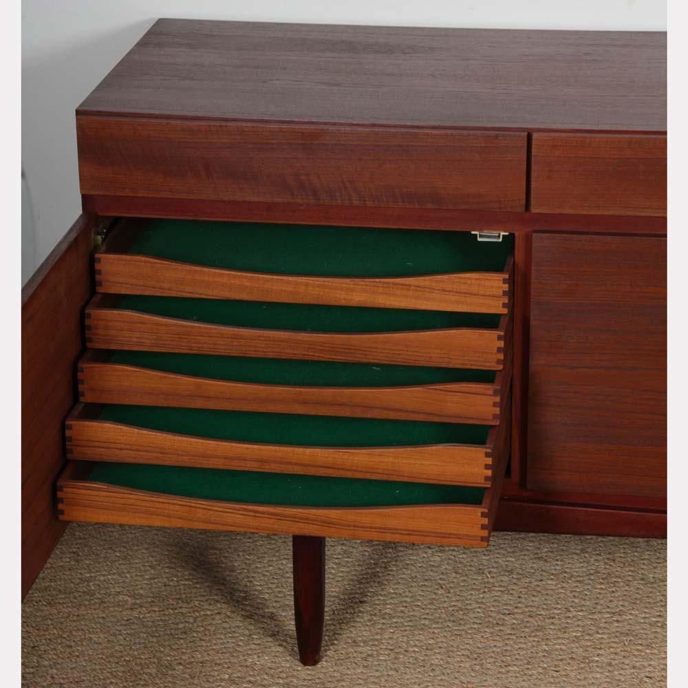 Scandinavian teak sideboard, model FA 66, by Ib Kofod-Larsen, 1960s en vente 3