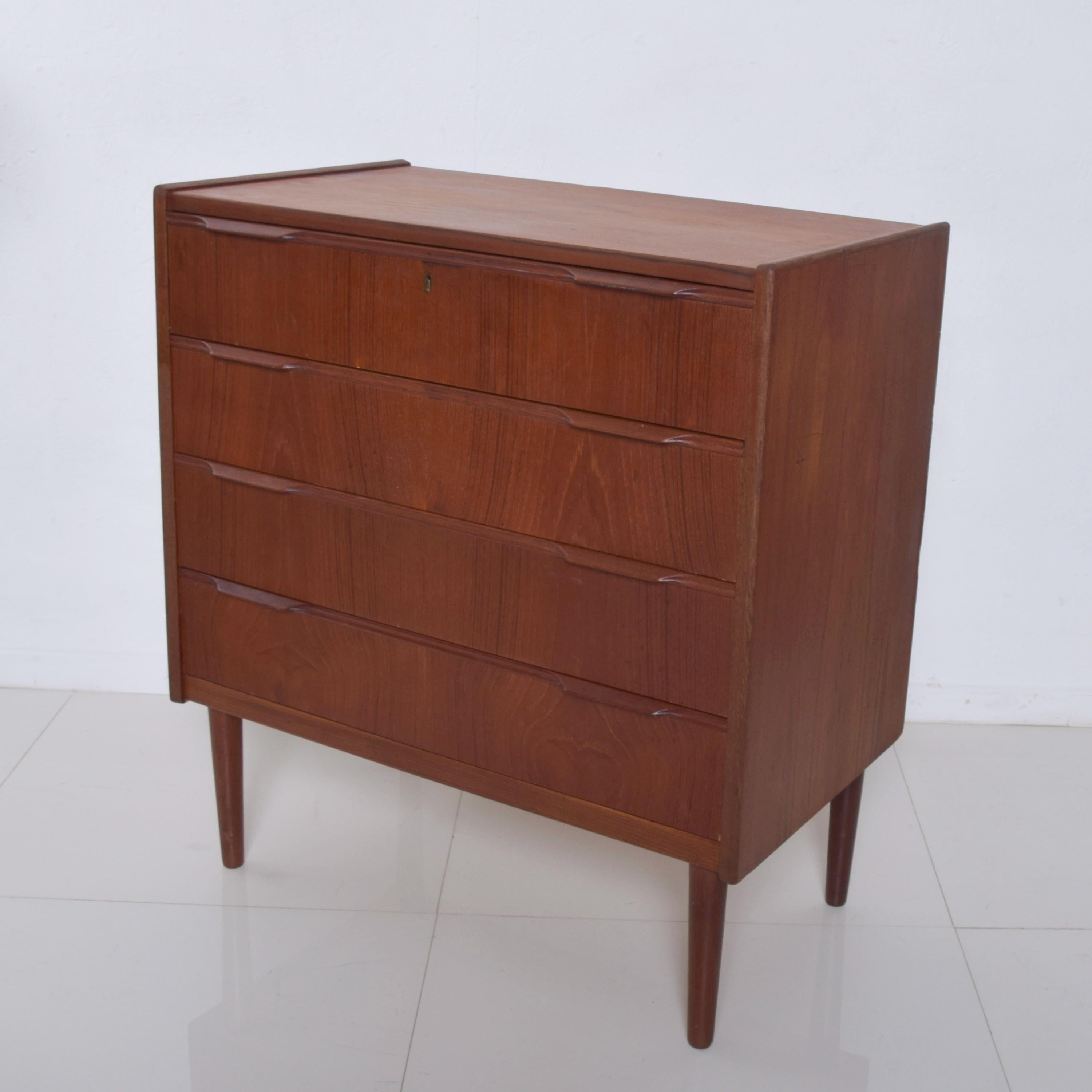 Midcentury Modern Denmark Stylish Vintage Dresser Chest of Four Drawers in Teak Wood 
31 1/2