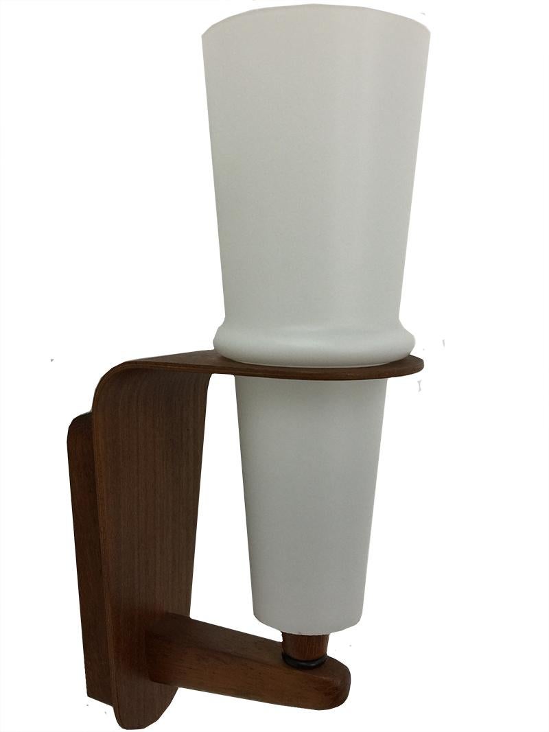 Teak with milk glass wall lamp, 1950s In Good Condition For Sale In Delft, NL