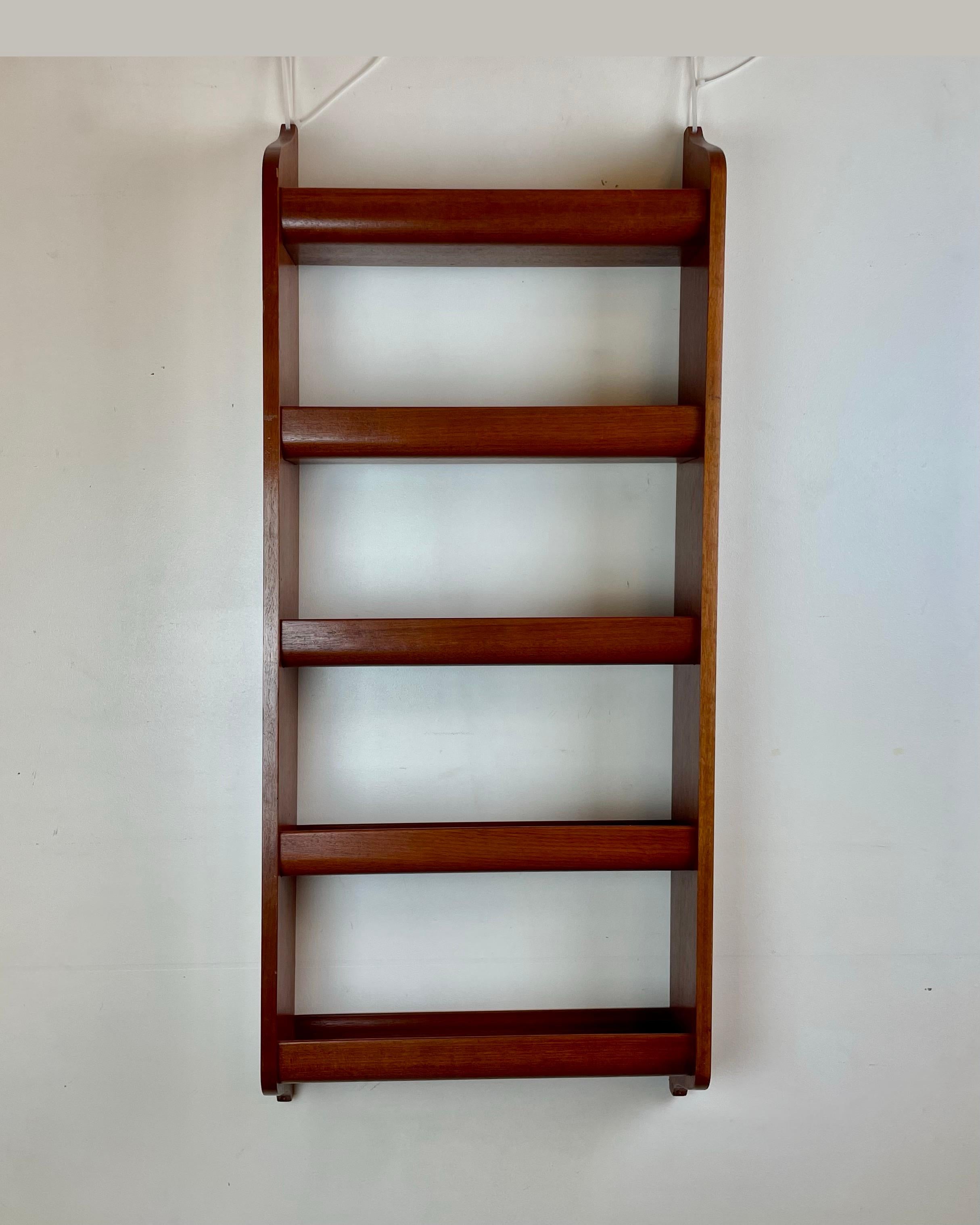 Beautiful Scandinavian wall shelf in massive teak, featuring 5 shelves with a small, round rim, from the 1960's.
-
Origin: Scandinavia
Design period: 1960’s
Materials: wood
Color: warm brown
Dimensions: H 100 x W 43 x D 15 cm