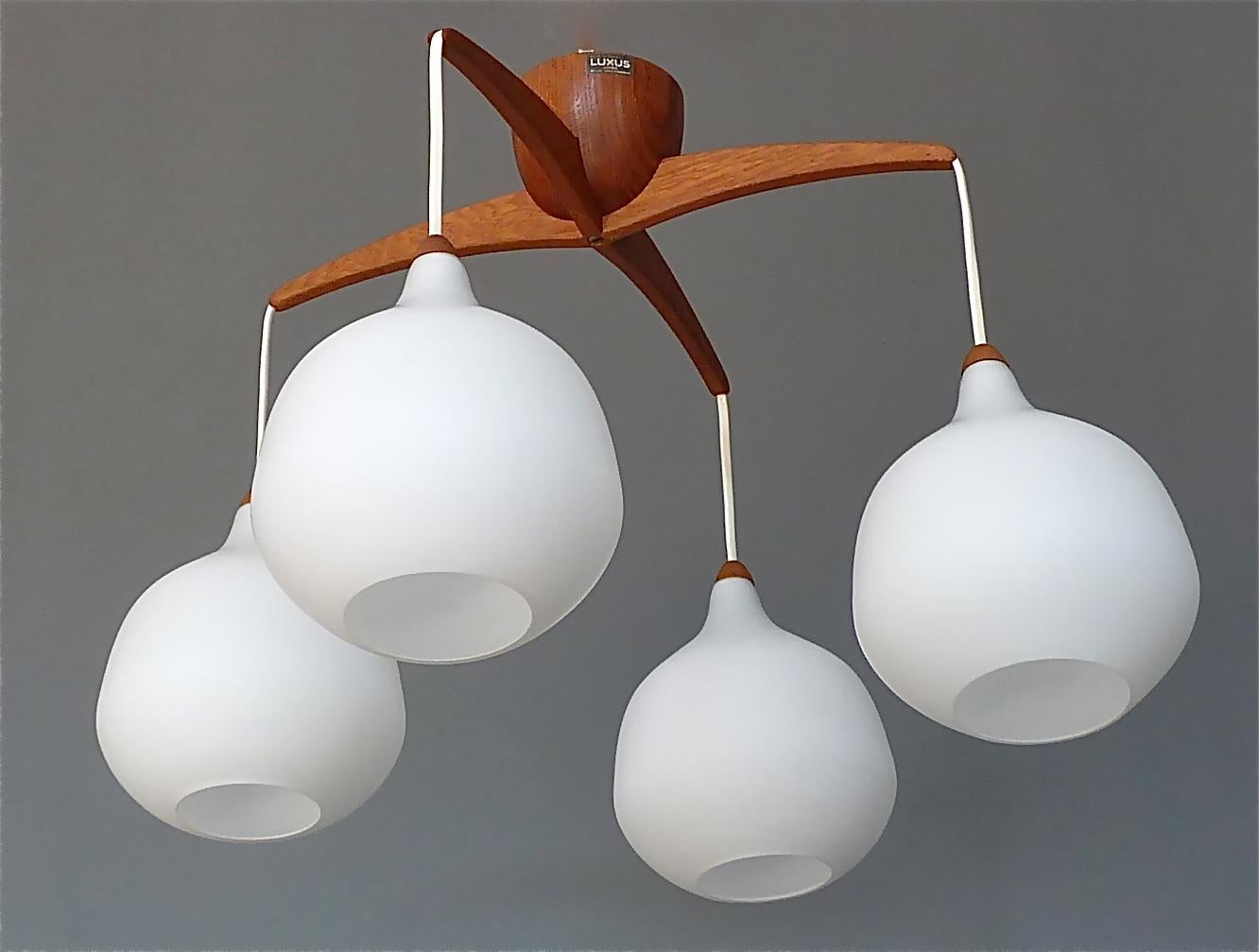 Lampe scandinave en verre blanc teck Uno & Östen Kristiansson, Luxus Vittsjö, années 1960 en vente 8