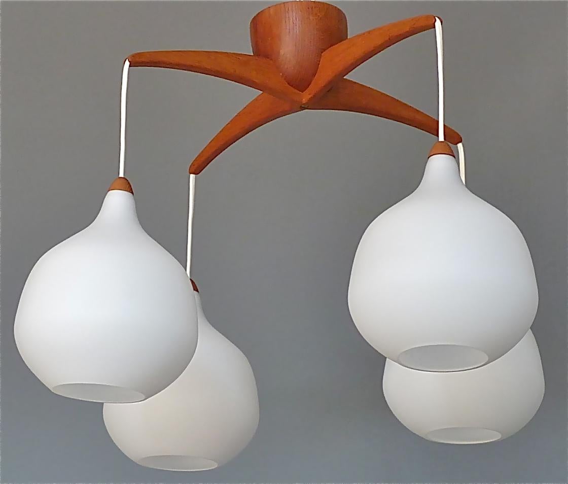 Suédois Lampe scandinave en verre blanc teck Uno & Östen Kristiansson, Luxus Vittsjö, années 1960 en vente