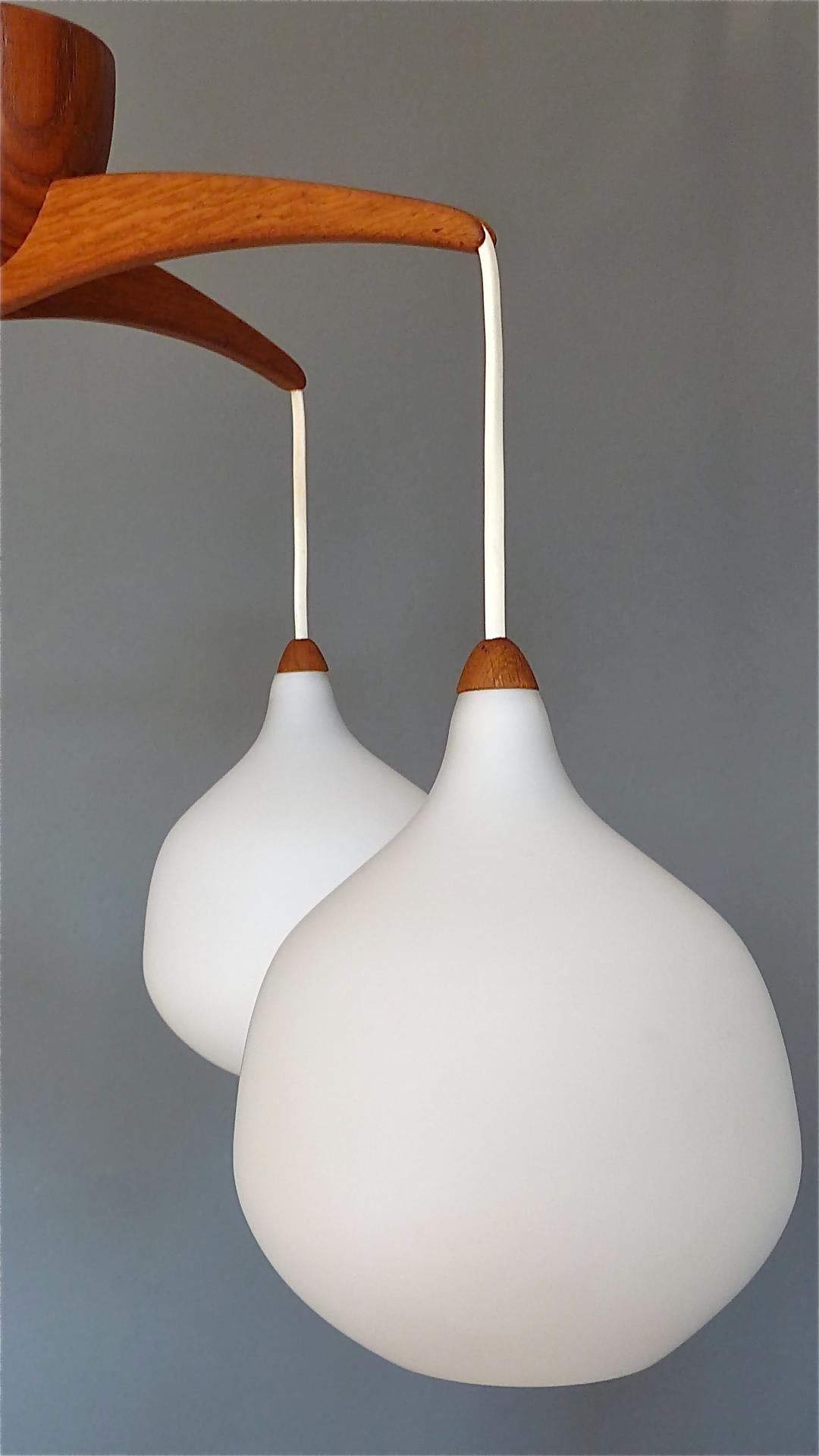 Teck Lampe scandinave en verre blanc teck Uno & Östen Kristiansson, Luxus Vittsjö, années 1960 en vente