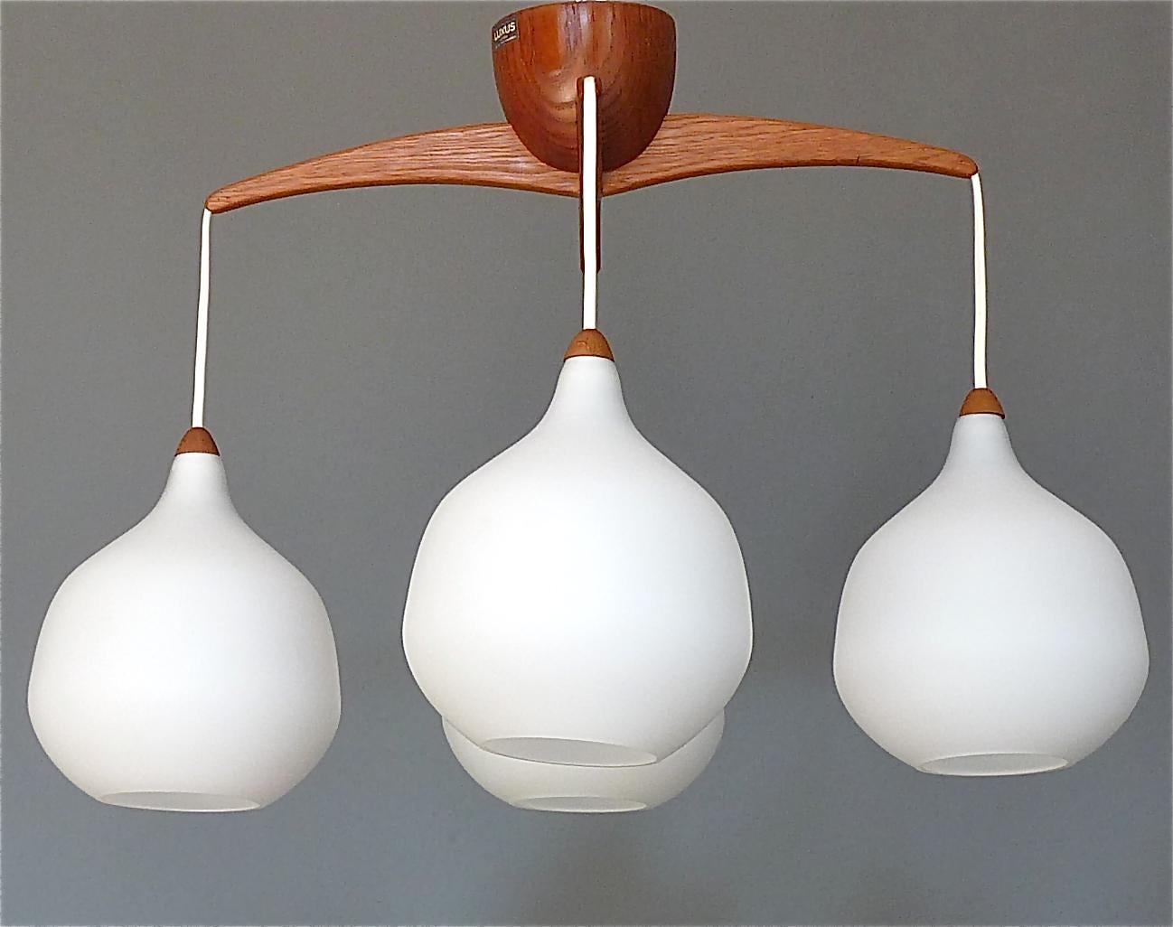 Lampe scandinave en verre blanc teck Uno & Östen Kristiansson, Luxus Vittsjö, années 1960 en vente 1