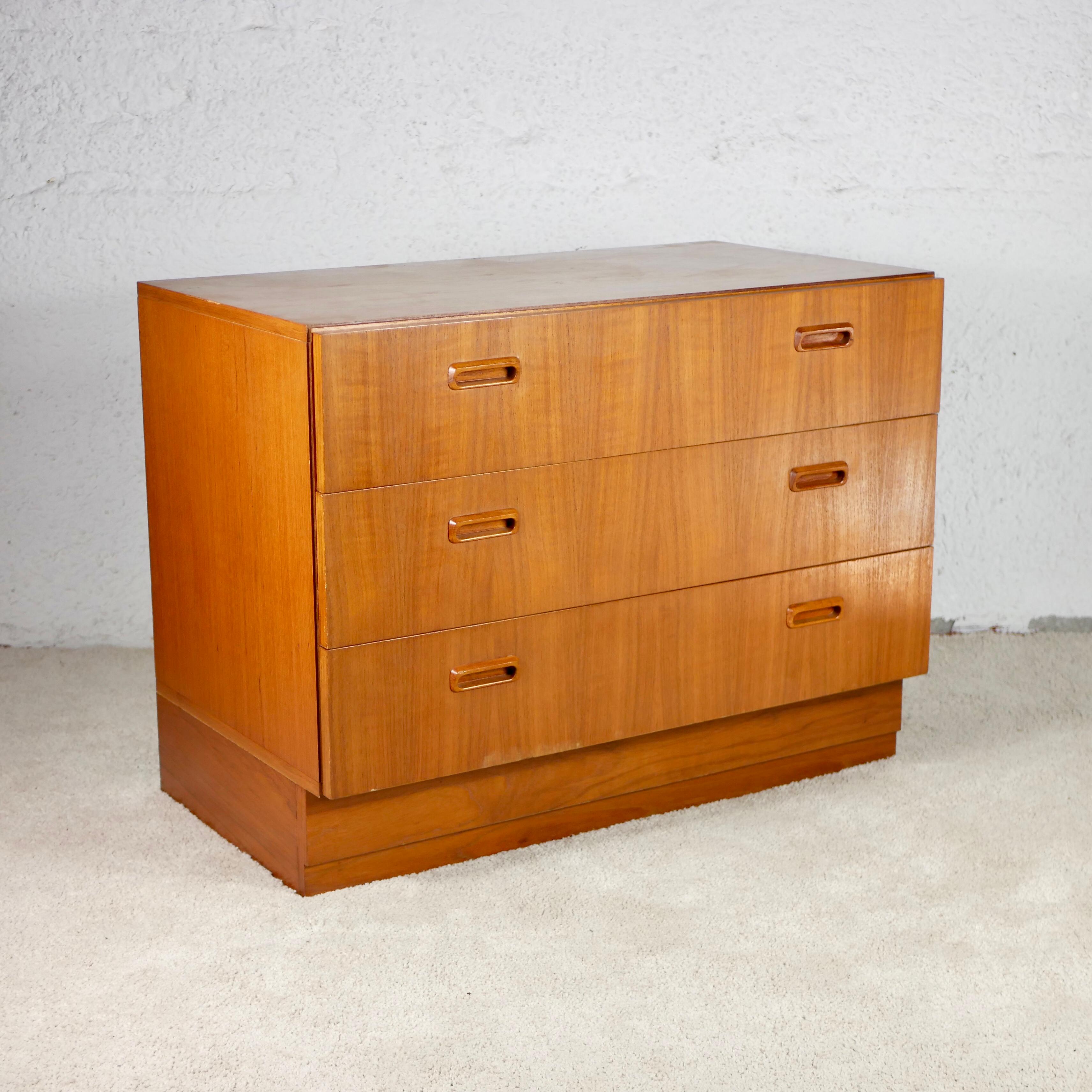 Scandinavian Teak Wood Chest of Drawers, 1970s In Good Condition In Lyon, FR