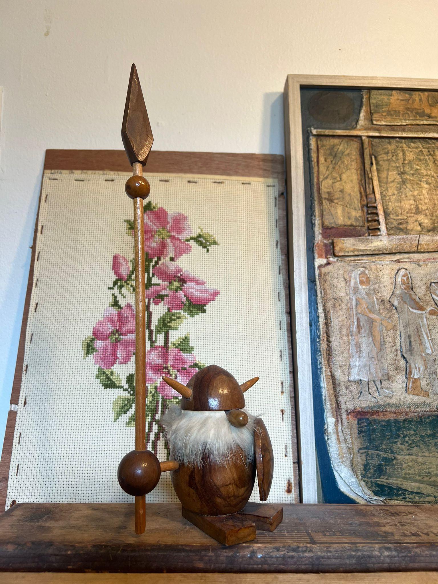 Figurina di bambola vichinga scandinava della metà del secolo scorso. La patina e l'età gli conferiscono carattere. Vintage Condit come da foto. L'inserzione si riferisce solo all'articolo descritto. Box H8

Dimensioni. 5 