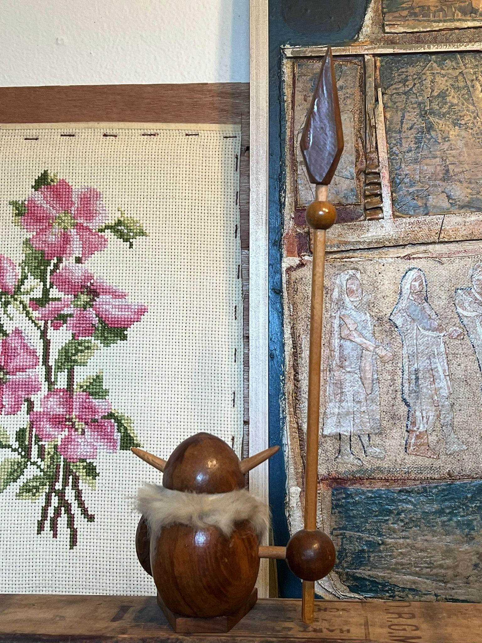 Statuetta vichinga scandinava in legno di teak. In condizioni buone in vendita a Seattle, WA