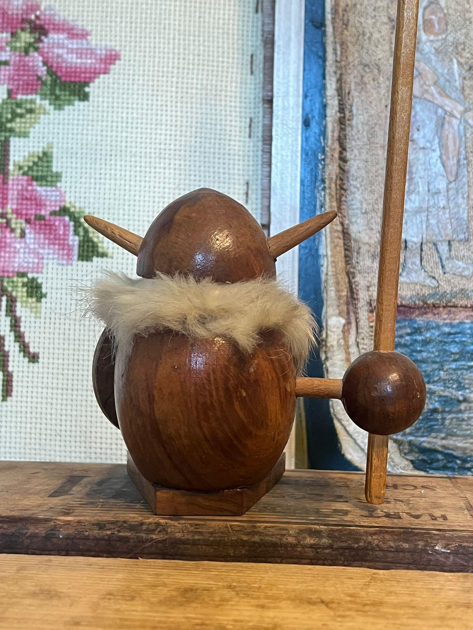 Fine XX secolo Statuetta vichinga scandinava in legno di teak. in vendita