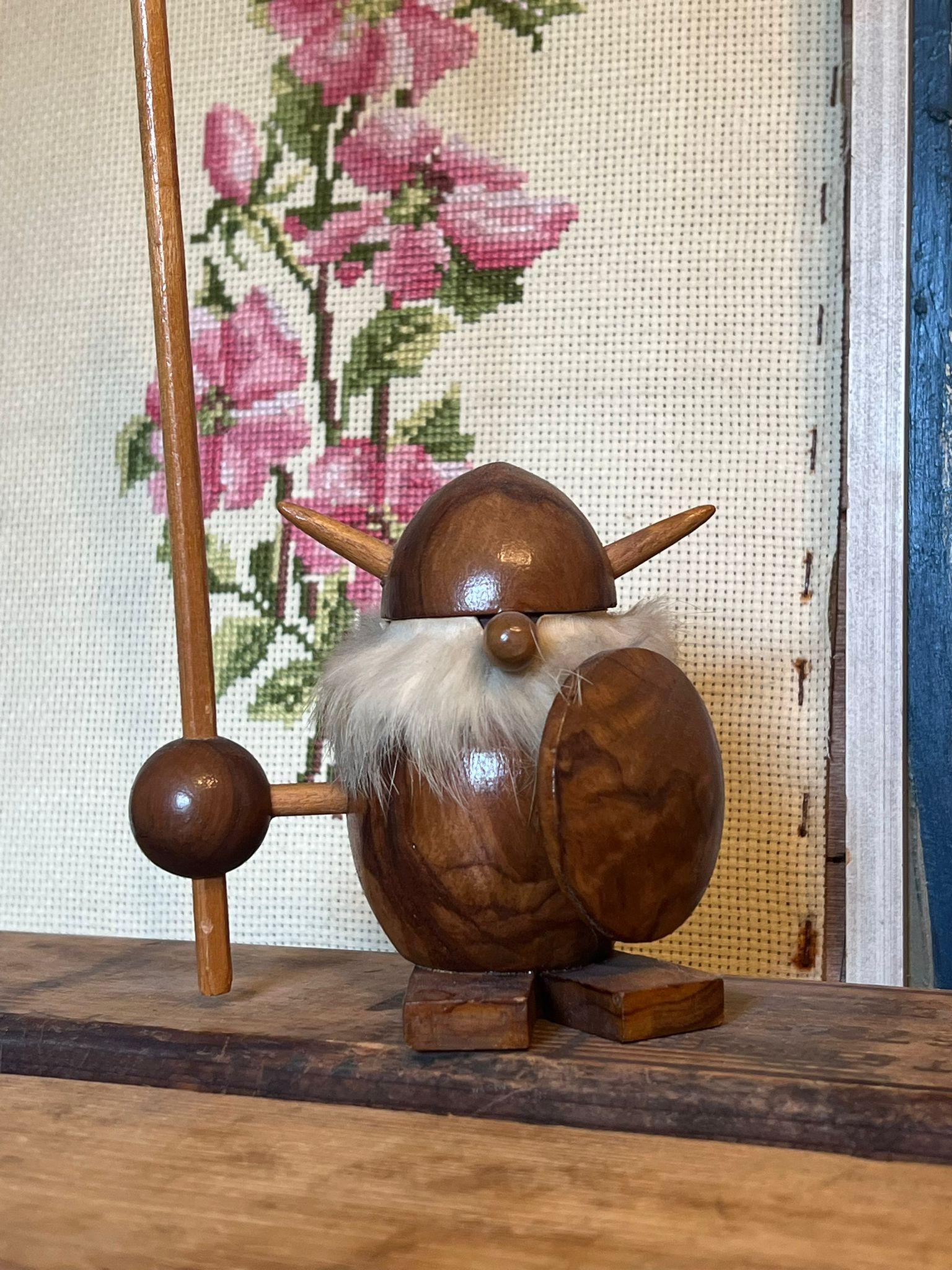 Teak Statuetta vichinga scandinava in legno di teak. in vendita