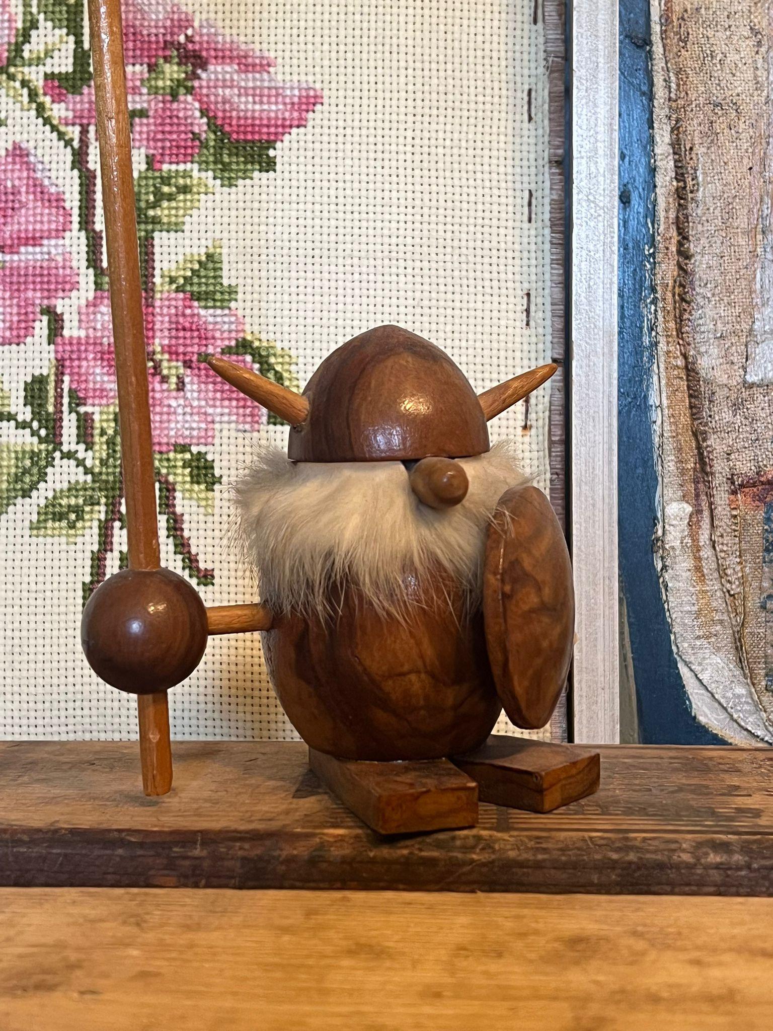 Statuetta vichinga scandinava in legno di teak. in vendita 1