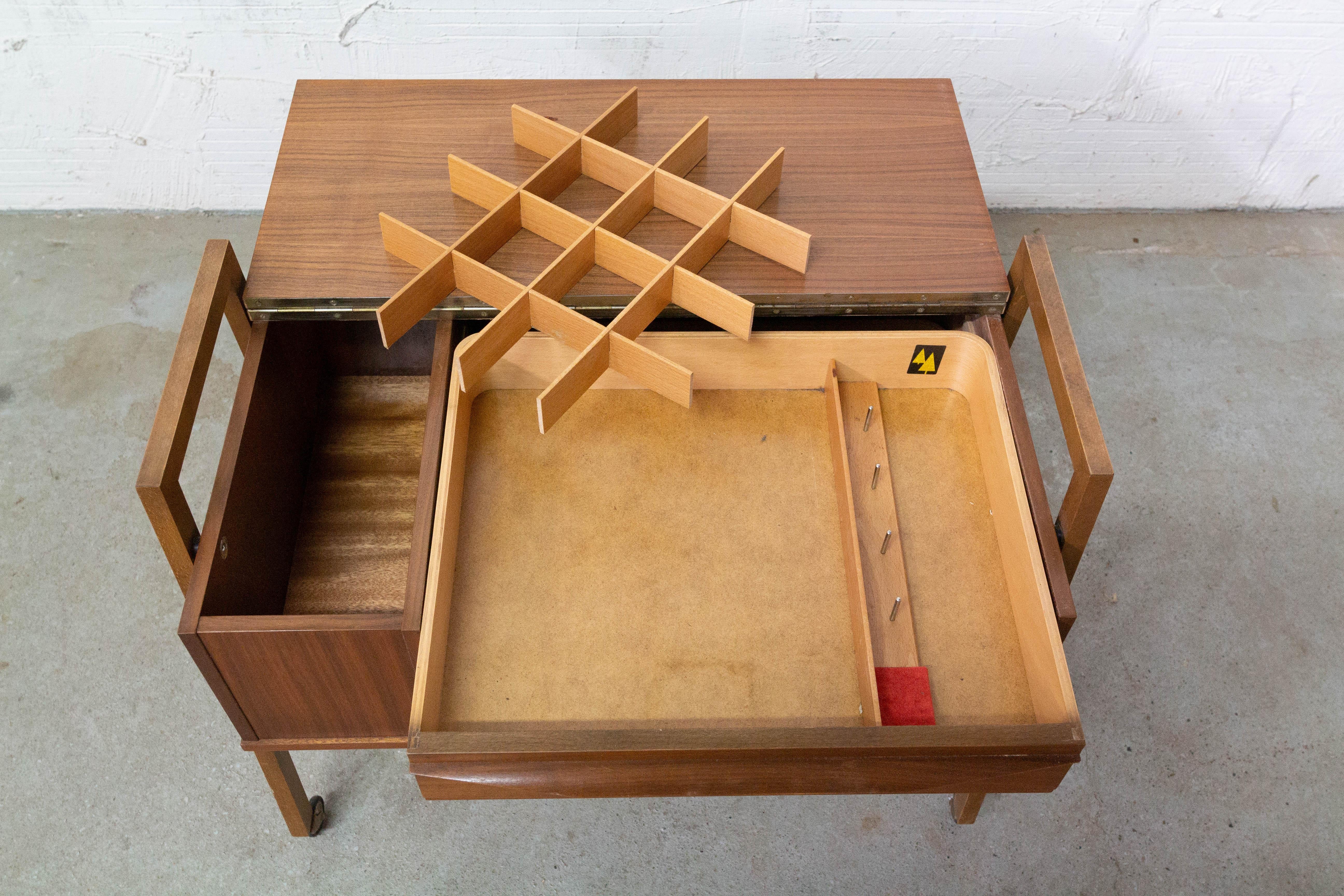 Table d'appoint ou table d'appoint scandinave à roulettes en bois de teck, milieu du siècle dernier en vente 5
