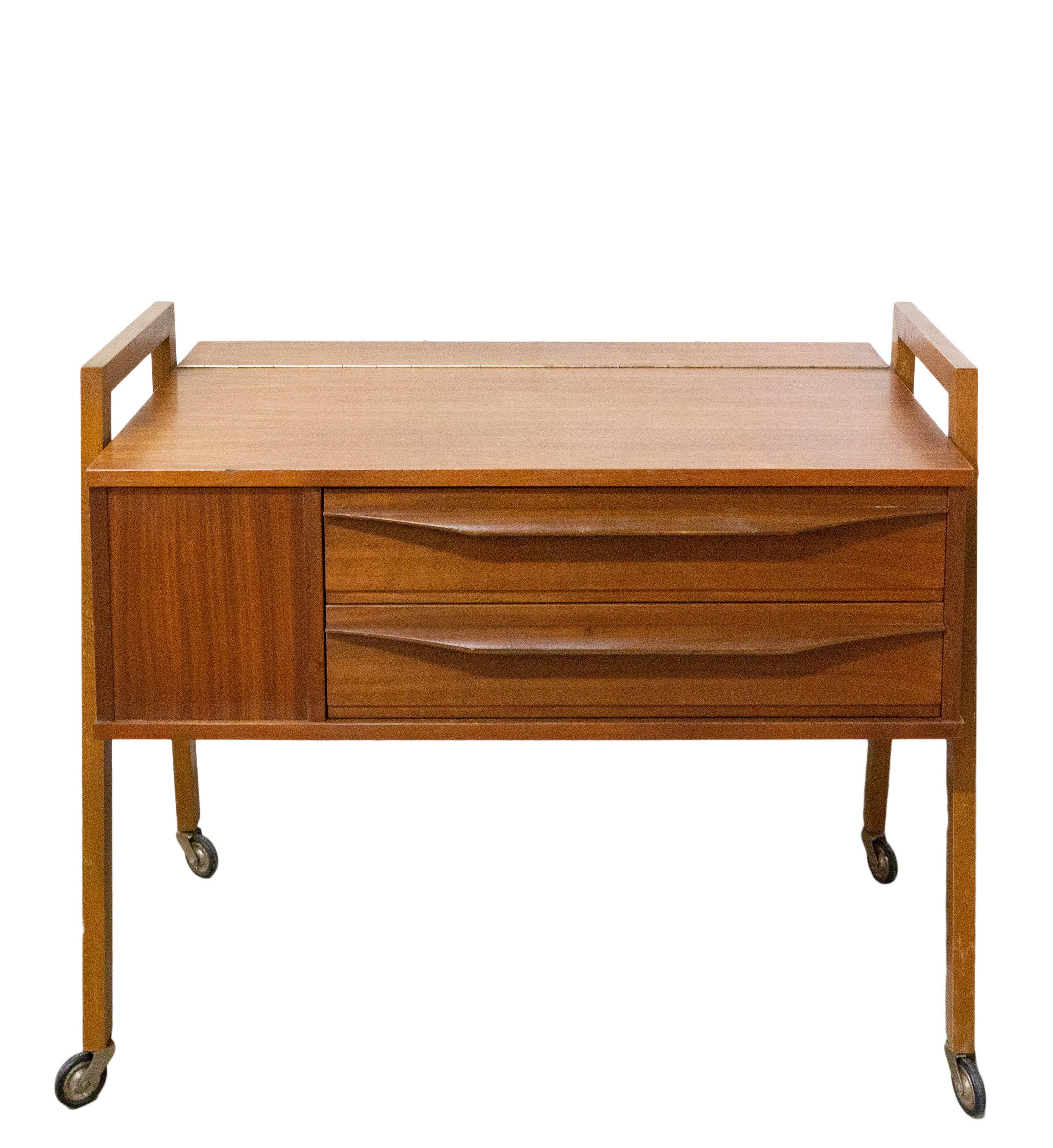Kleine Konsole auf Rädern, französisch, ca. 1960-1970
Diese Möbel wurden für die Aufbewahrung von Nähmaterial entwickelt
Sehr guter Zustand

Versand:
L 66,5, P 40,50, H 53 cm 11 kg.