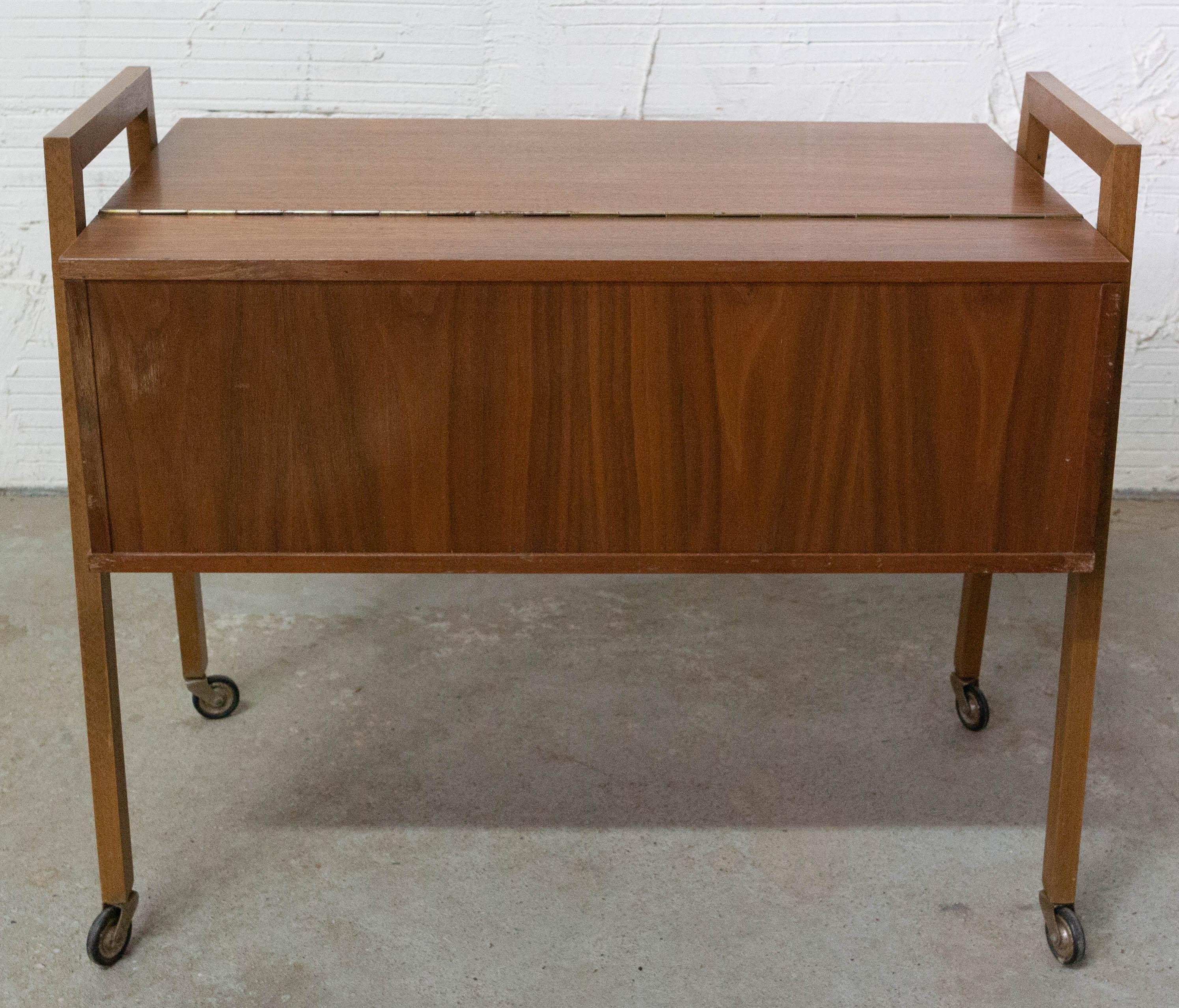 Fin du 20e siècle Table d'appoint ou table d'appoint scandinave à roulettes en bois de teck, milieu du siècle dernier en vente