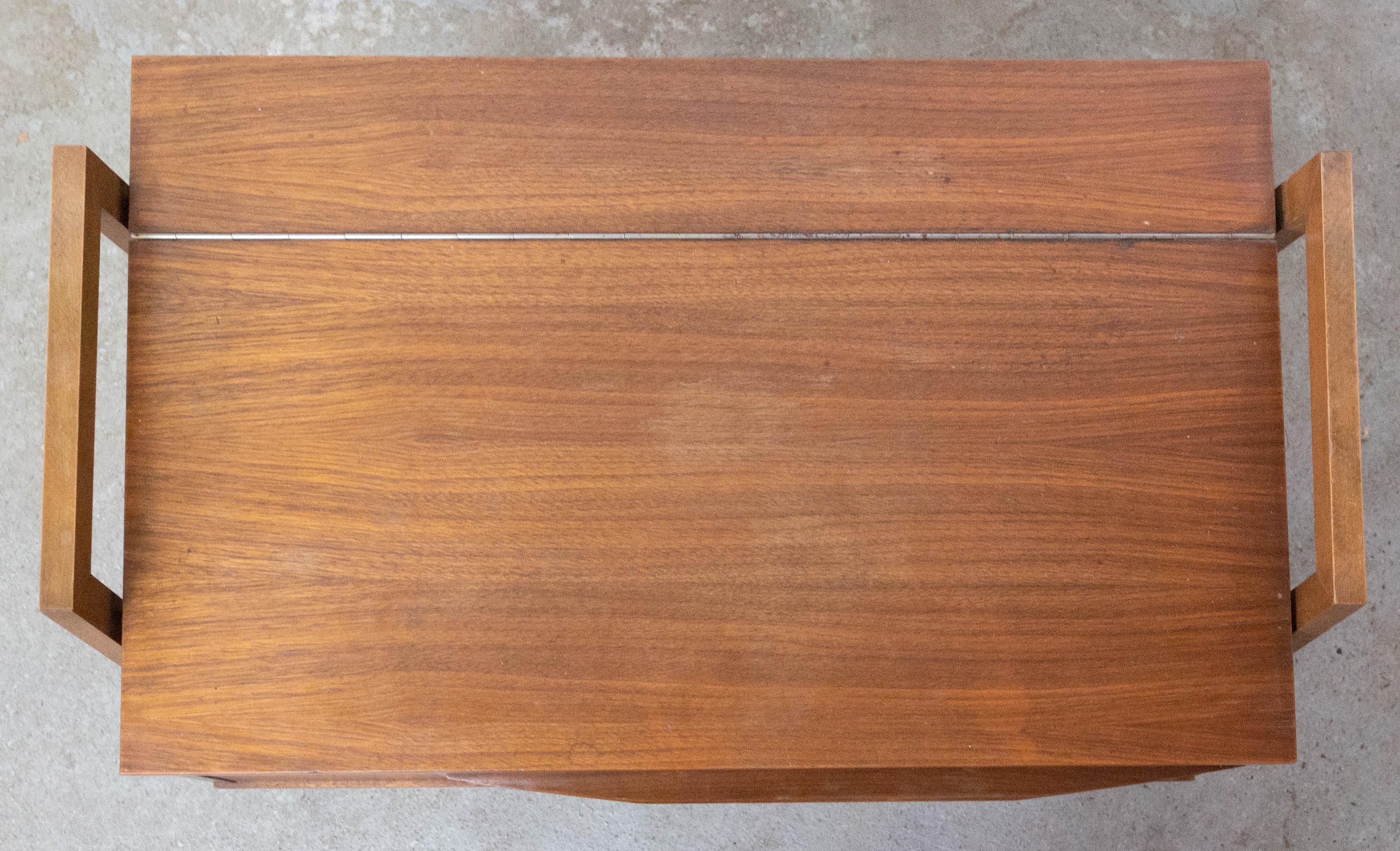 Teck Table d'appoint ou table d'appoint scandinave à roulettes en bois de teck, milieu du siècle dernier en vente