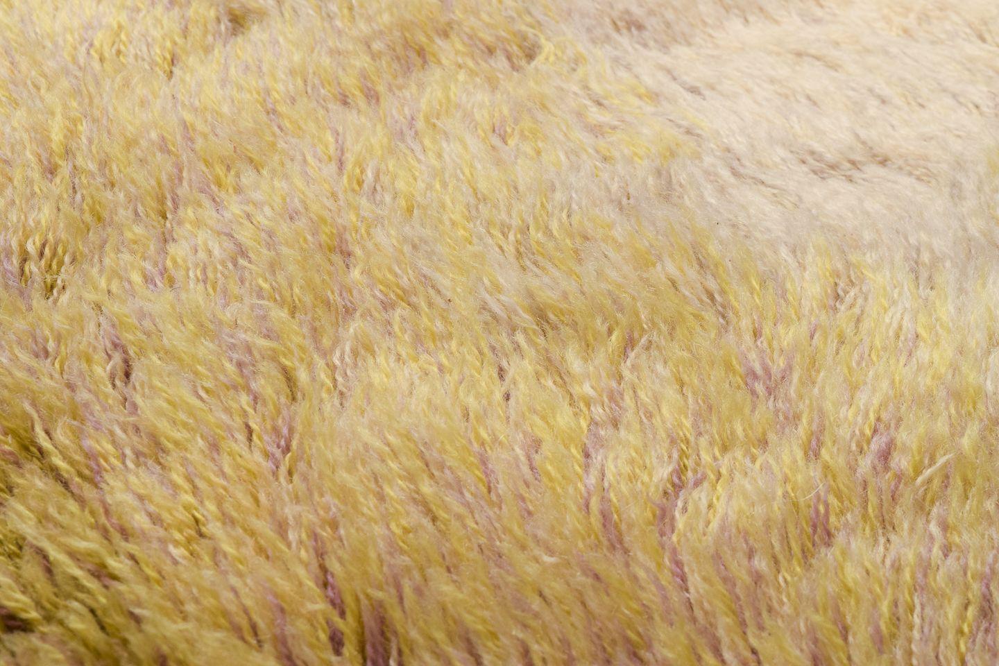 Scandinave moderne Artistique textile scandinave. Tapis en coton rya. Couleurs jaune brun et blanc. en vente