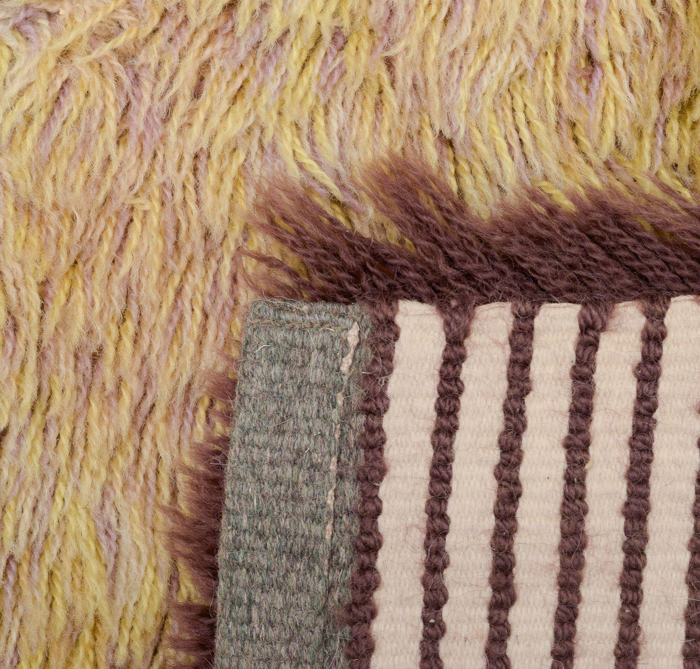 Fin du 20e siècle Artistique textile scandinave. Tapis en coton rya. Couleurs jaune brun et blanc. en vente