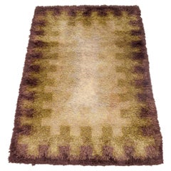 Artistique textile scandinave. Tapis en coton rya. Couleurs jaune brun et blanc.